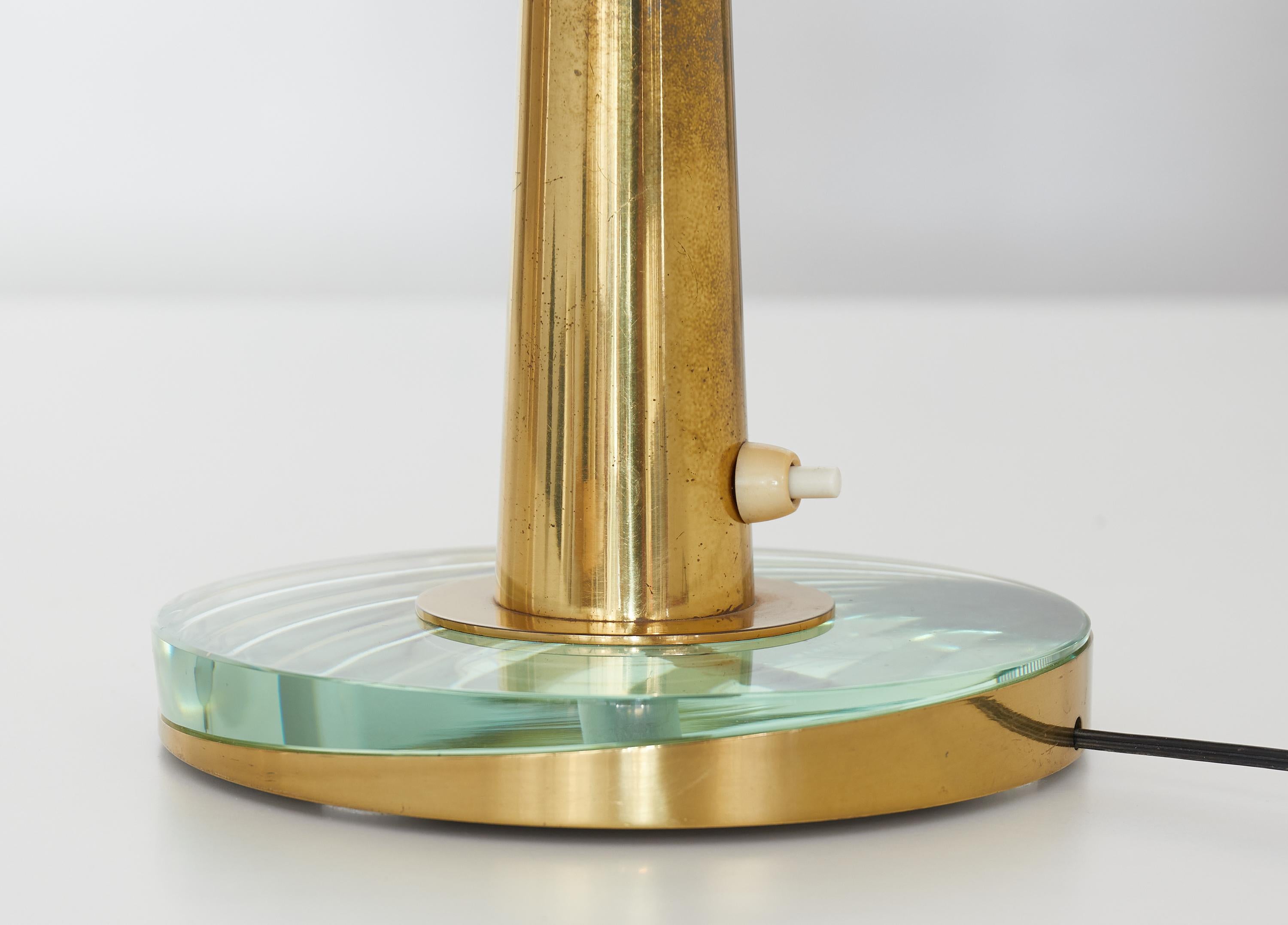 Max Ingrand Brass and Etched Glass Table Lamp Model 1538 by Fontana Arte, 1950 In Good Condition In Renens, CH