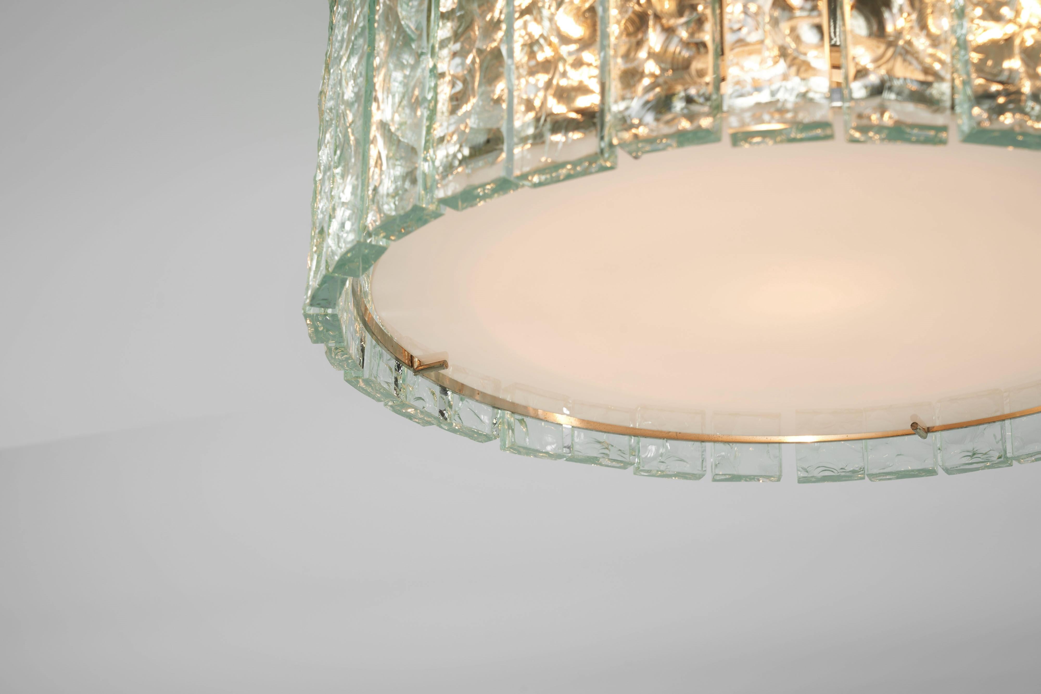 Wunderschöne Deckenleuchte Modell 2448, entworfen von Max Ingrand und hergestellt von Fontana Arte in Italien 1960. Die Lampen haben eine runde, verchromte Struktur, die zweiunddreißig rechteckige, gemeißelte Glasstücke in einem Kreis hält, die das