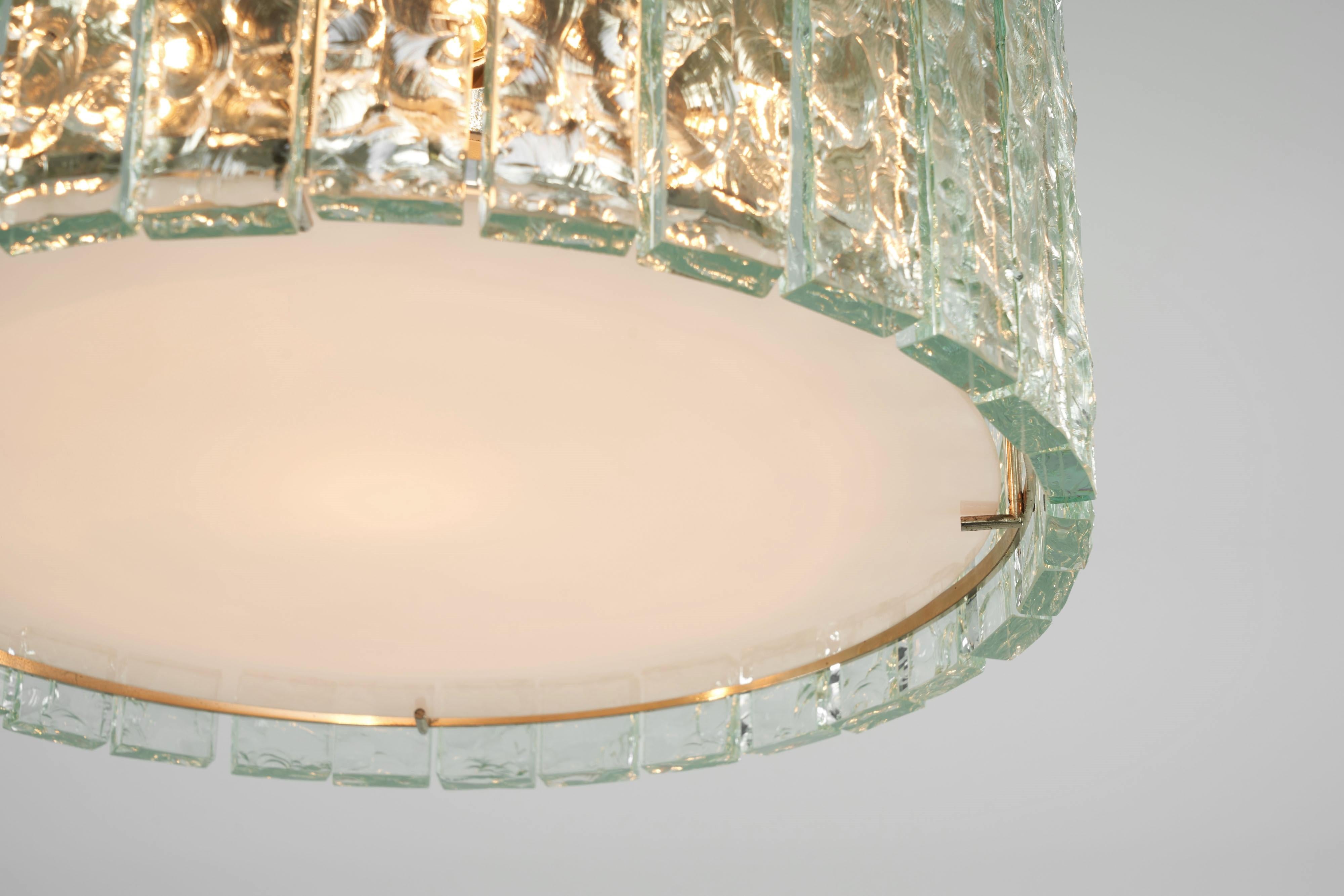 Splendida lampada da soffitto modello 2448 disegnata da Max Ingrand e prodotta da Fontana Arte in Italia nel 1960. Le lampade presentano una struttura rotonda cromata che contiene trentadue rettangoli di vetro cesellato disposti in cerchio, che
