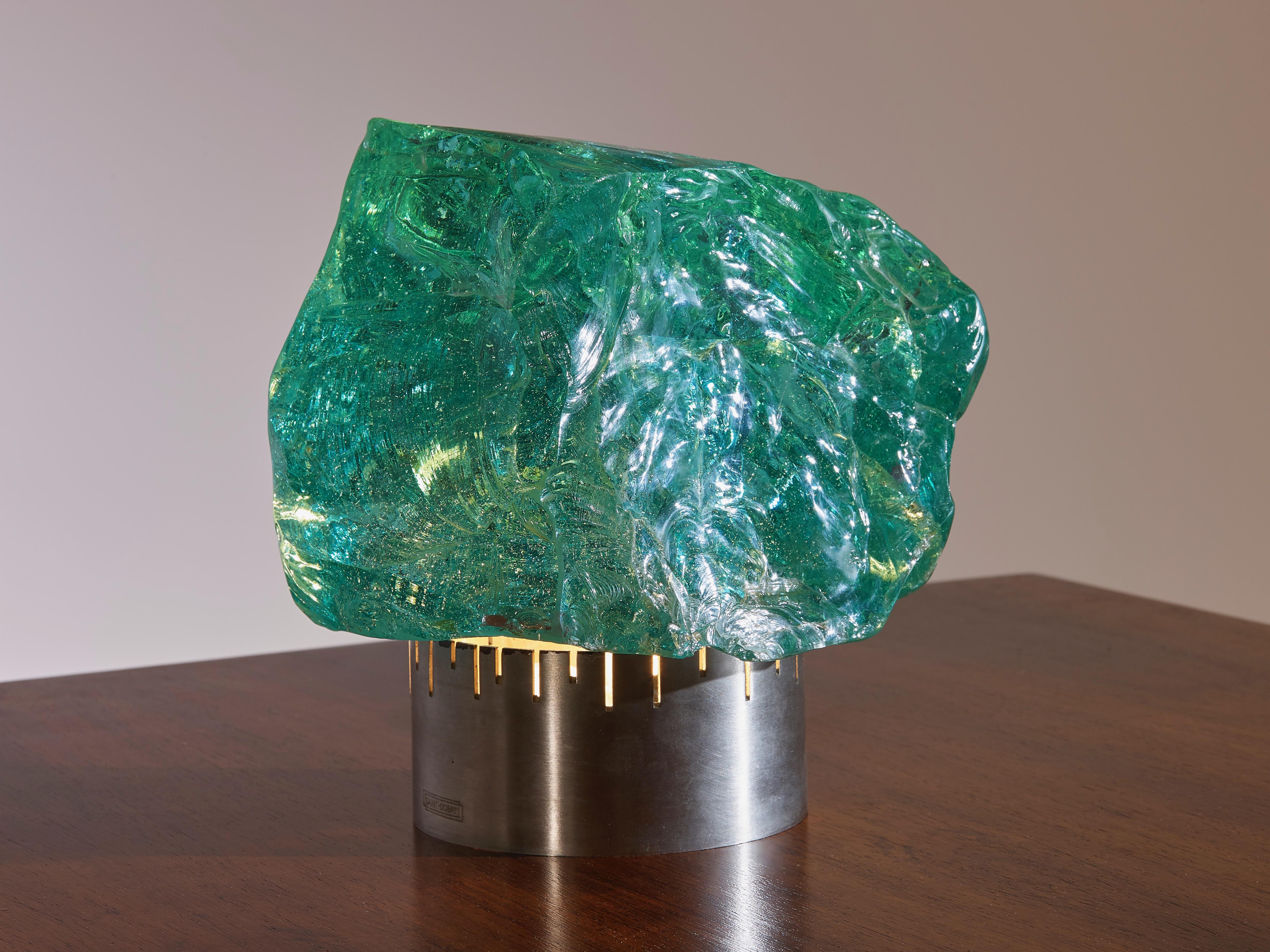 An attractive chiselled glass table lamp designed in the 1960s by Max Ingrand for the French glass company Saint-Gobain. 

This table lamp is composed of two pieces: a magnificent handmade chiseled emerald green glass on the top of a brushed,
