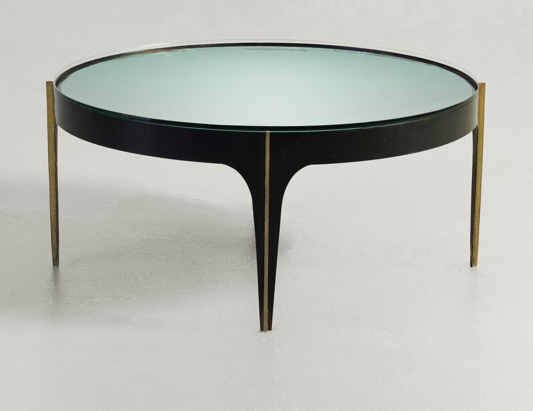 Table basse fabriquée en Italie par Fontana Art, modèle 1774, conçue par Max Ingrand, vers 1958. La base est en fer noirci courbé avec des profils en laiton massif fixés aux pieds. Le plateau de la table est composé de deux parties distinctes : 1