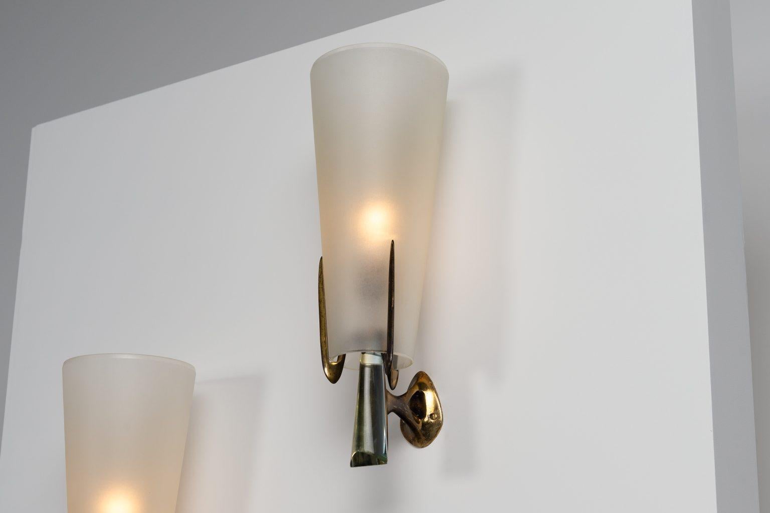 Un par extraordinariamente raro de grandes apliques en forma de cono, diseñados por Max Ingrand y producidos por Fontana Arte en Italia en 1955. Estas lámparas presentan grandes pantallas cónicas de cristal satinado con bordes finamente biselados,