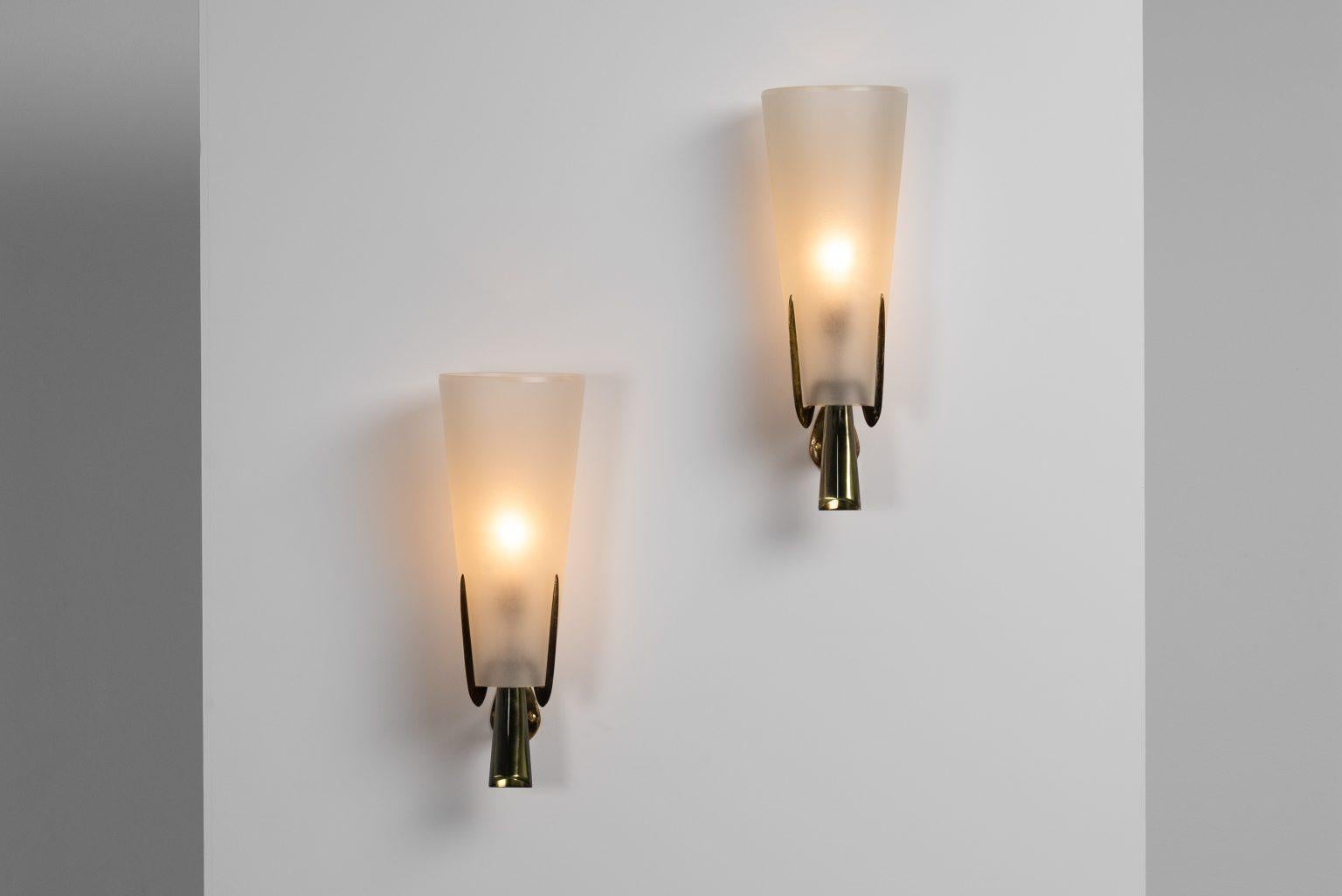 Apliques cónicos Max Ingrand de Fontana Arte Italia 1955 mediados del siglo XX en venta