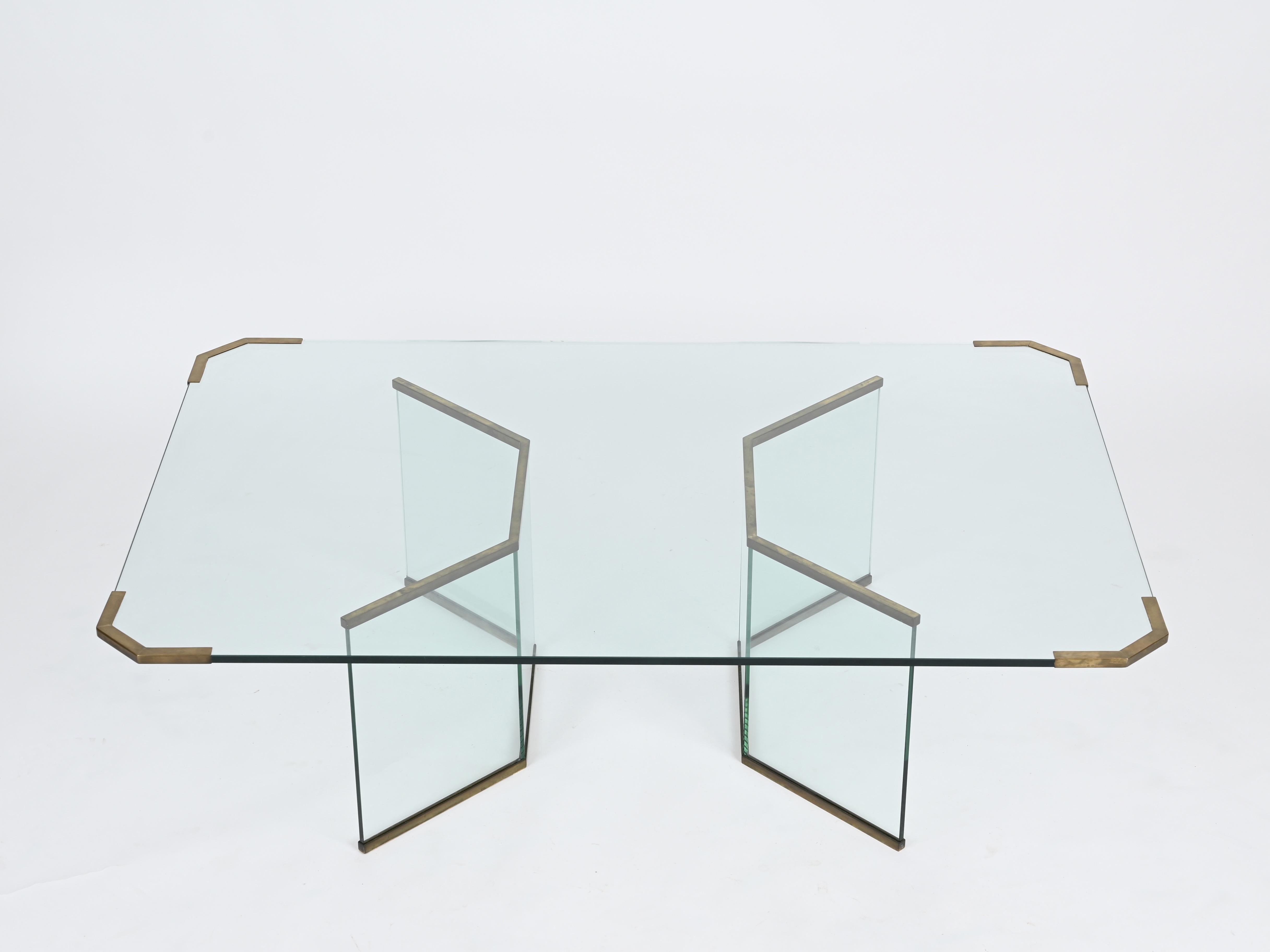 Extraordinaire et rarissime grande table basse en cristal turquoise et laiton spectaculaire conçue par Max Ingrand et produite par Fontana Arte en Italie dans les années 1950.

En très bon état, sans ébréchures ni fissures. Cette table basse
