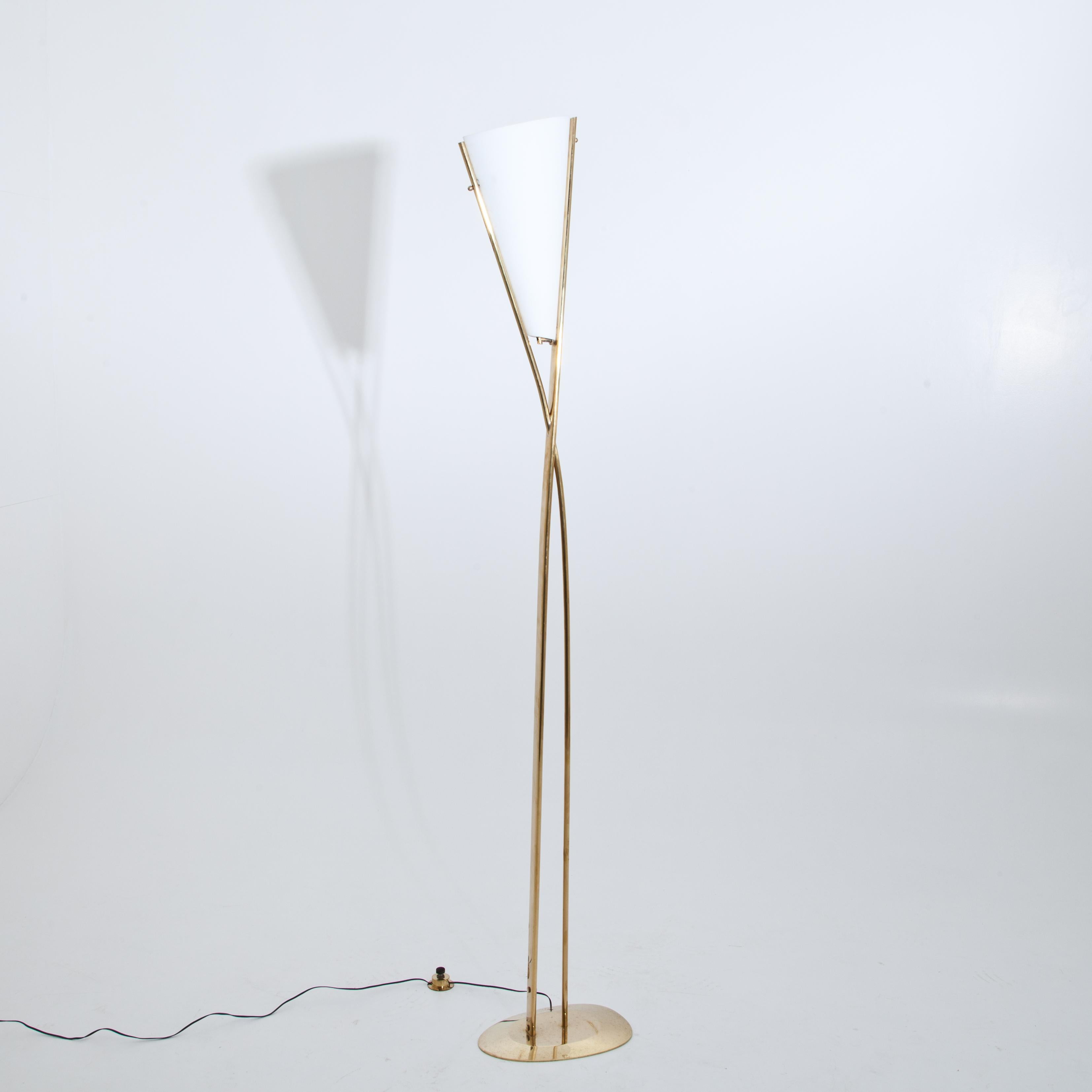 Floor lamp on an oval flat stand with two intersecting brass rods and a funnel-shaped opal glass shade. Designed by Max Ingrand for Fontana Arte in 1958. Lit: Pierre-Emmanuel Martin-Vivier, Max Ingrand - du Verre à la Lumière. Paris 2009, p. 220.