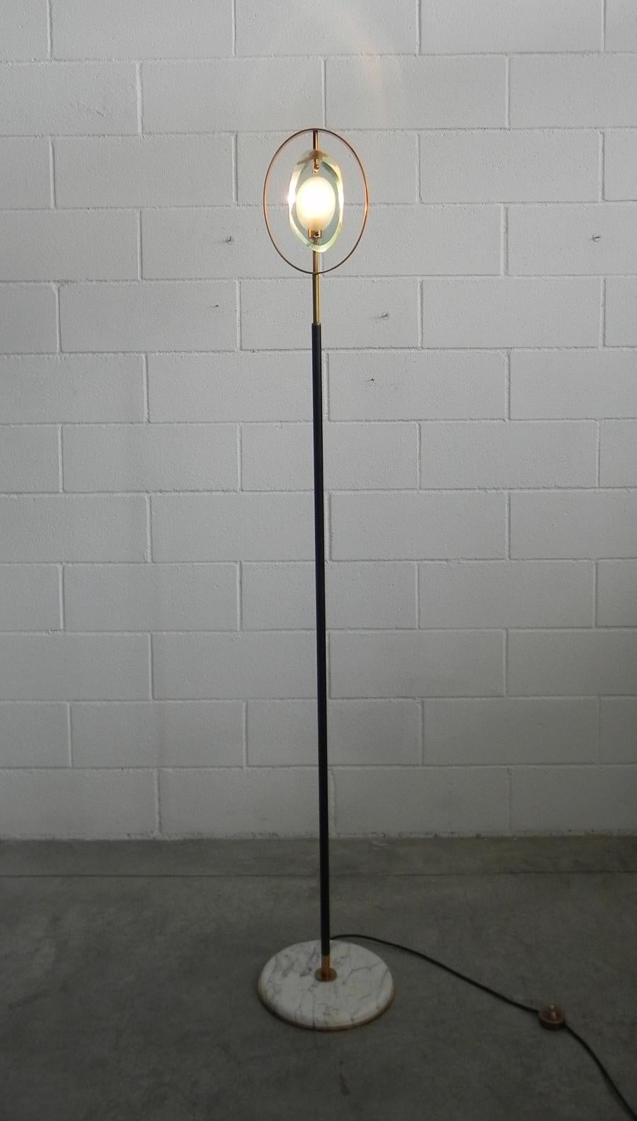A wonderful original floor lamps designed by Max Ingrand for Fontana Arte, circa 1961. Model no 2020, from the Micro series, one of the iconic series by Max Ingrand, dated 1961.