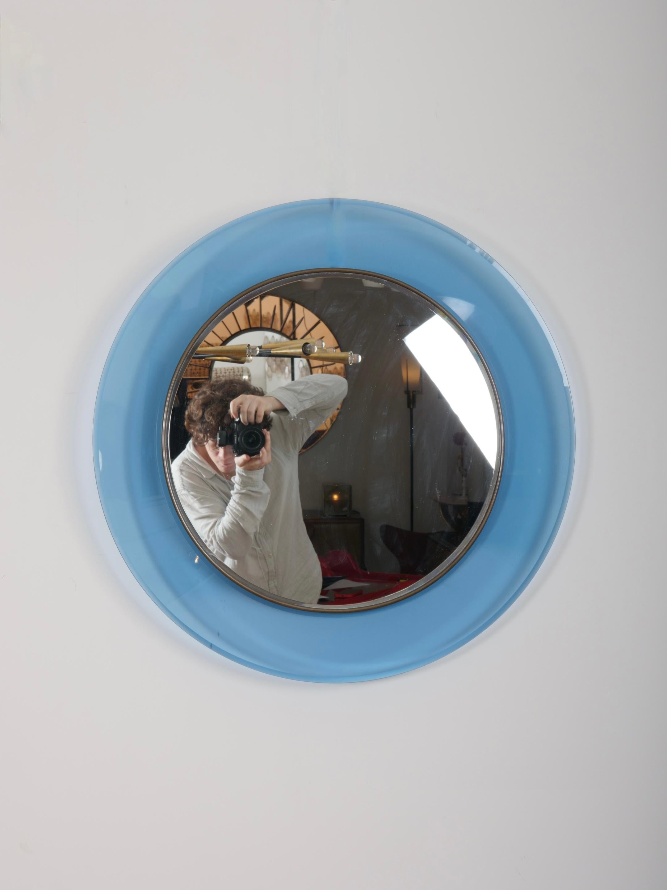 Miroir mural Max Ingrand pour Fontana Arte. c1960

Verre concave bleu avec miroir biseauté et entourage en laiton.

Plaque de miroir en très bon état avec un minimum d'ancienneté.
Cadre en verre bleu sans entailles ni fissures

