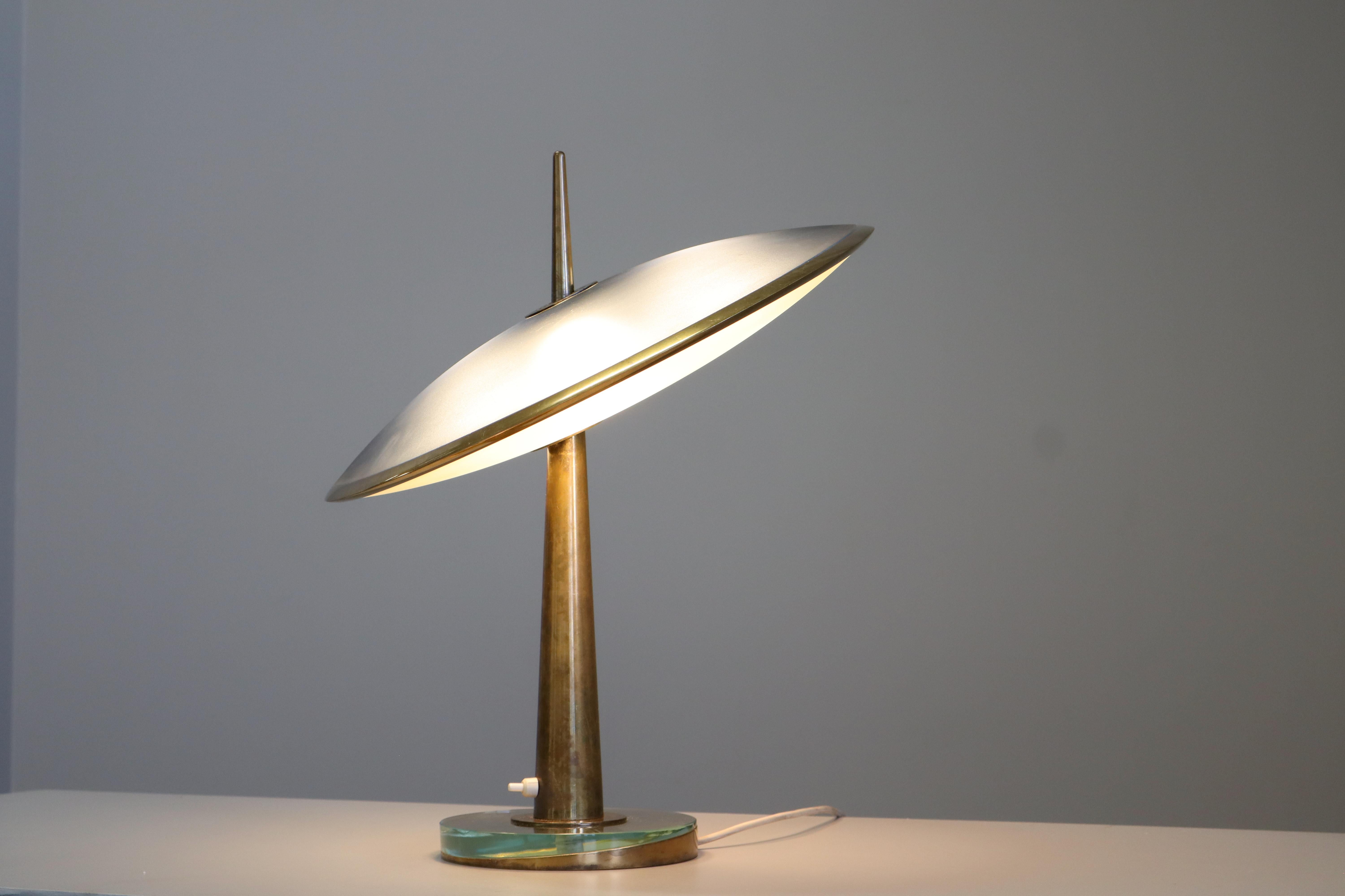 Rare lampe Max Ingrand Fontana Arte Disco Volante Mod. 1538, Italie, 1955 . 
Formidable lampe de table iconique avec de nombreux détails frappants. Max Ingrand, directeur artistique d'Arte Fontana arte entre 1954 et 1964, est l'homme des détails