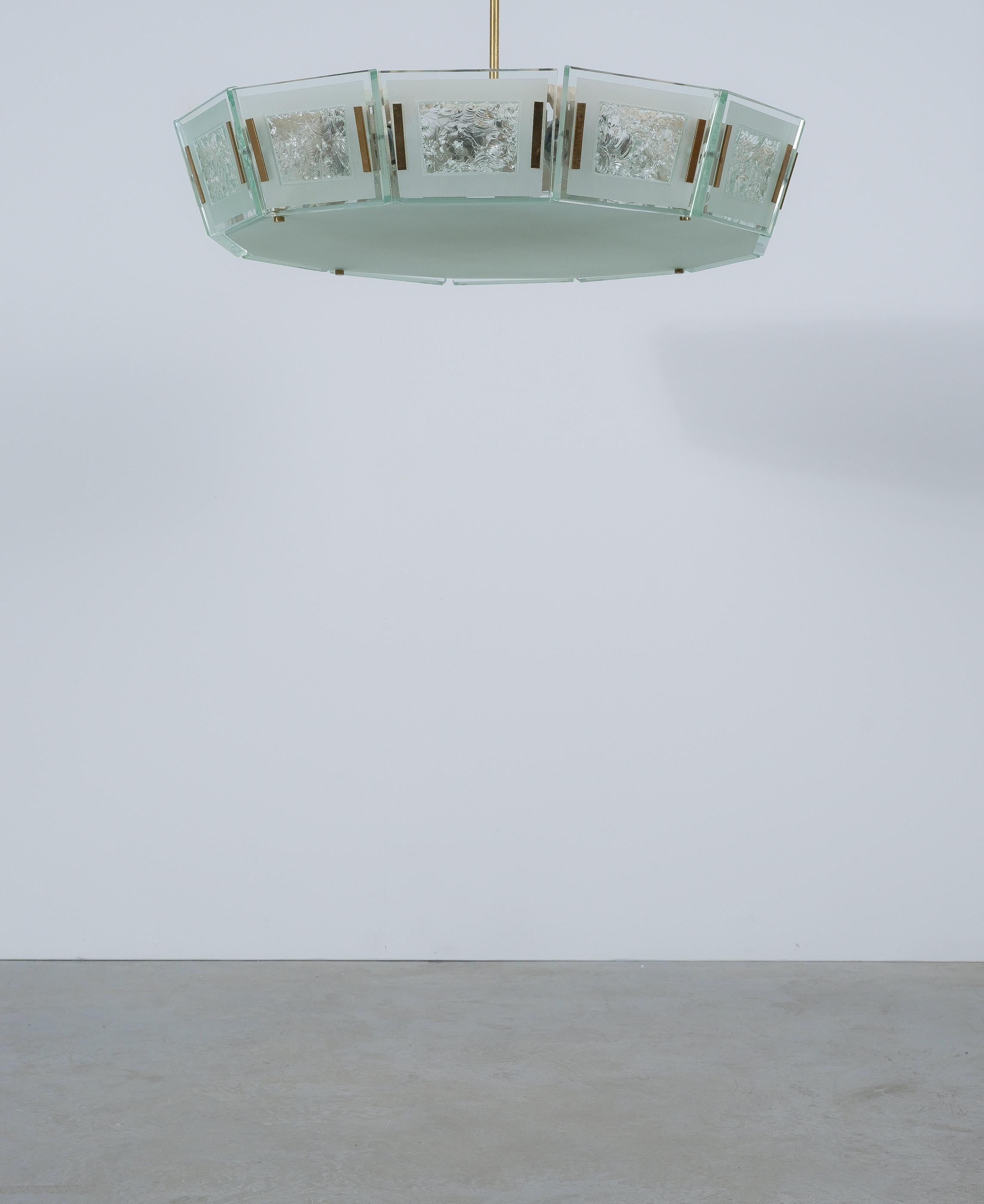 Max Ingrand Fontana Arte-Kronleuchter aus Glas und Messing, Modell 2270, Italien, 1960 im Zustand „Gut“ im Angebot in Vienna, AT