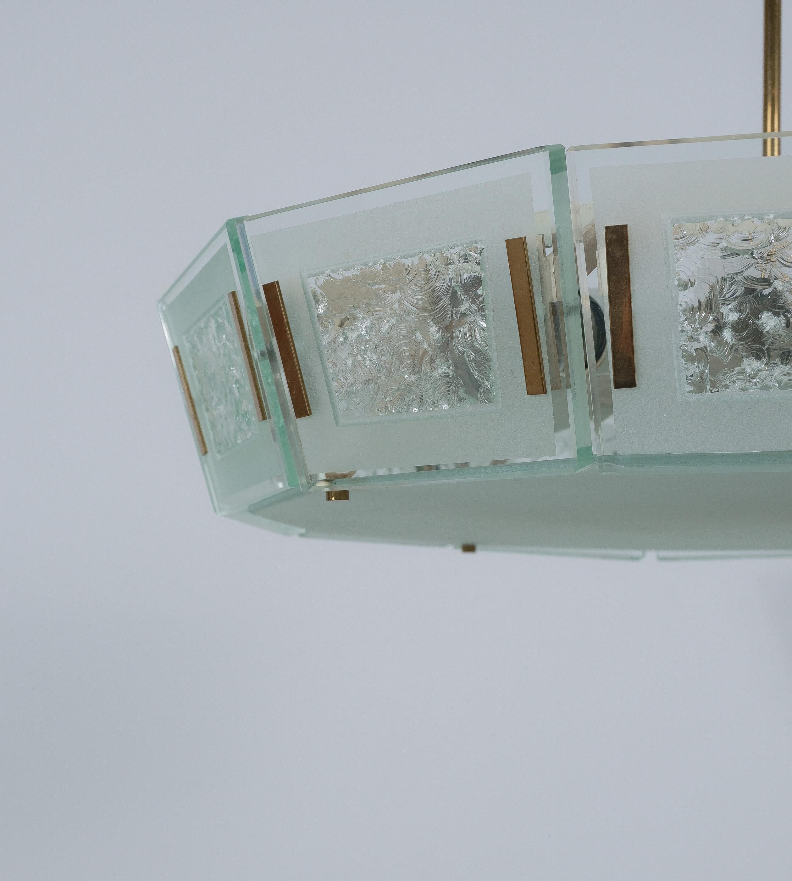 Milieu du XXe siècle Max Ingrand Lustre Fontana Arte en verre et laiton Modèle 2270, Italie, 1960 en vente