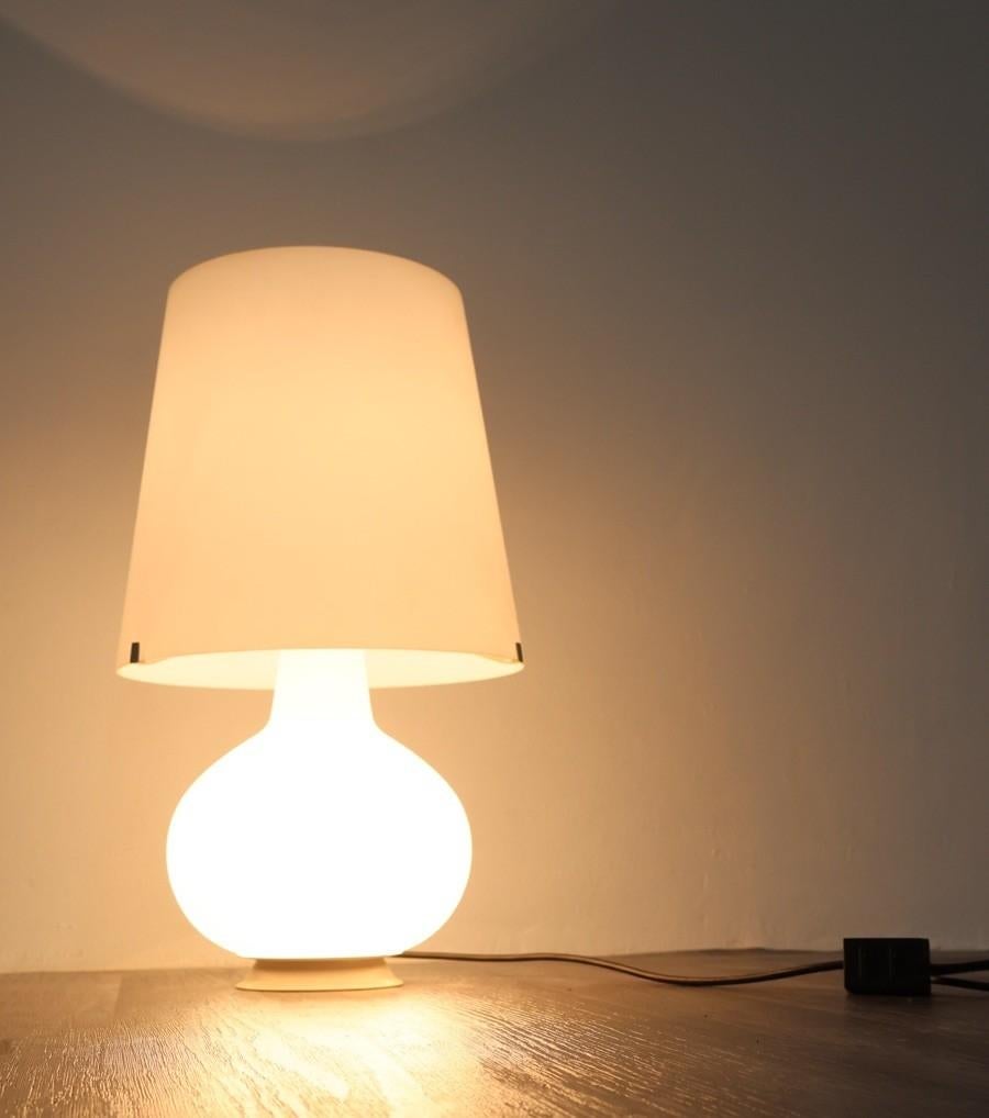 Fontana Arte Table Lamp - Design Max Ingrand Mod. 1853 (1980s)

Elegant table lamp in frosted glass and metal, an iconic model designed by Max Ingrand for Fontana Arte, a symbol of 20th-century Italian design.


The structure features a cylindrical