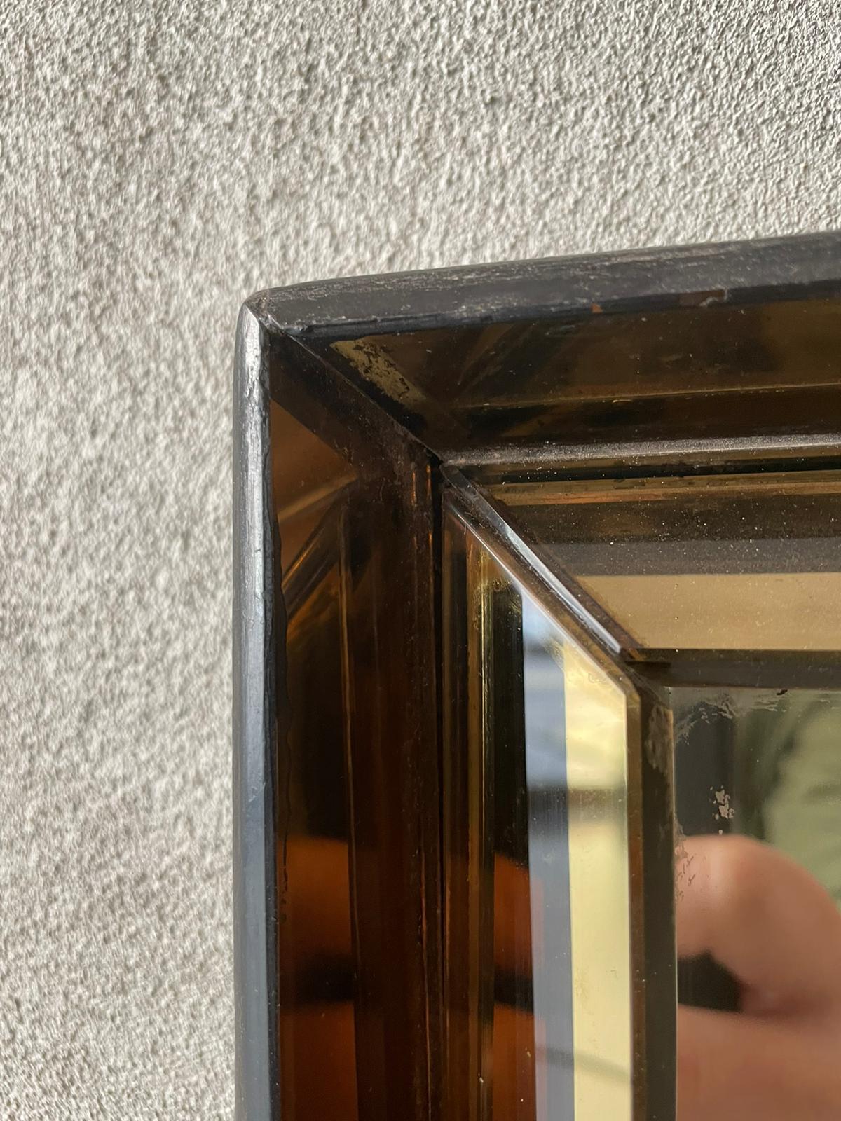 Max Ingrand par Fontana Arte miroir mod. 2377, Italie, 1965.
Cadre en verre taillé jaune/orange coloré et réfléchissant, fixation en bois noir.
Parfaite patine d'origine.
7 kg
Référence : Quaderni Fontana Arte n°7.

Ricordatevi di controllare i