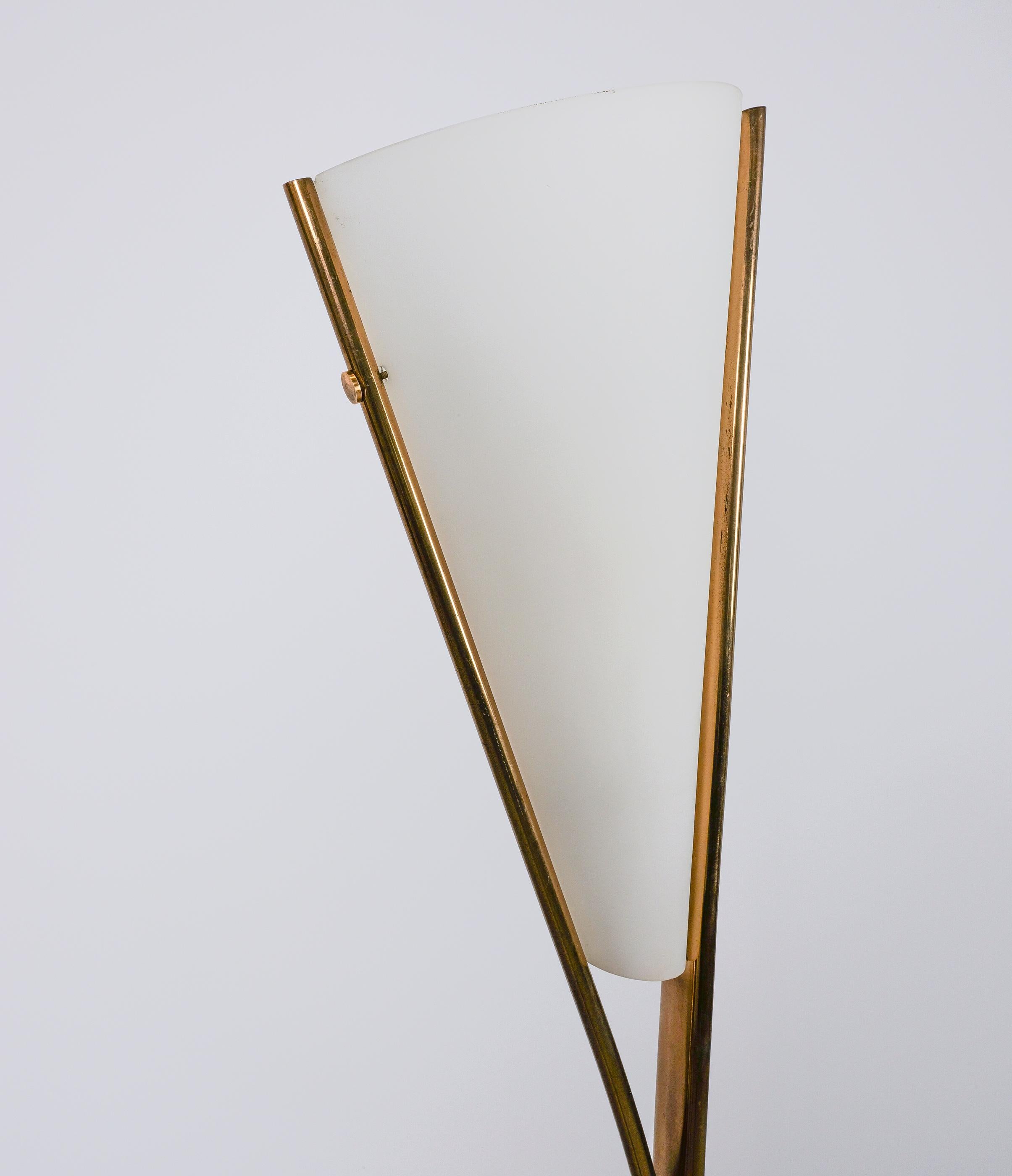 Max Ingrand Fontana Arte Mod. 1819 Lampada da terra in ottone e vetro opalino, Italia, 1957 2
