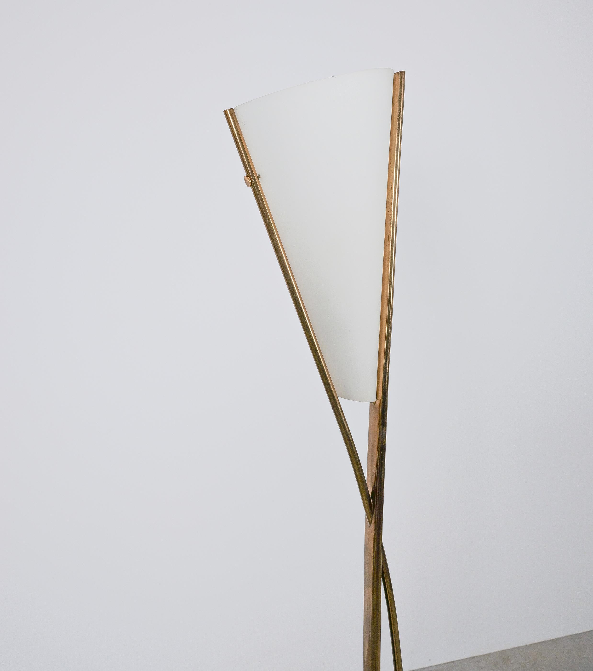 Max Ingrand Fontana Arte Mod. 1819 Lampada da terra in ottone e vetro opalino, Italia, 1957 3