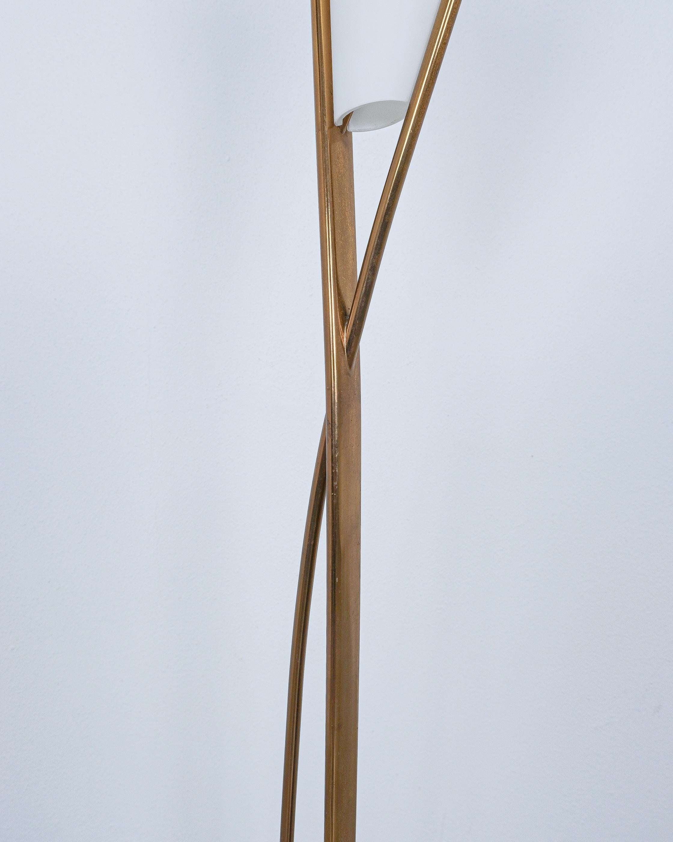 Max Ingrand Fontana Arte Mod. 1819 Lámpara de pie de latón y cristal opalino, Italia, 1957 en venta 3