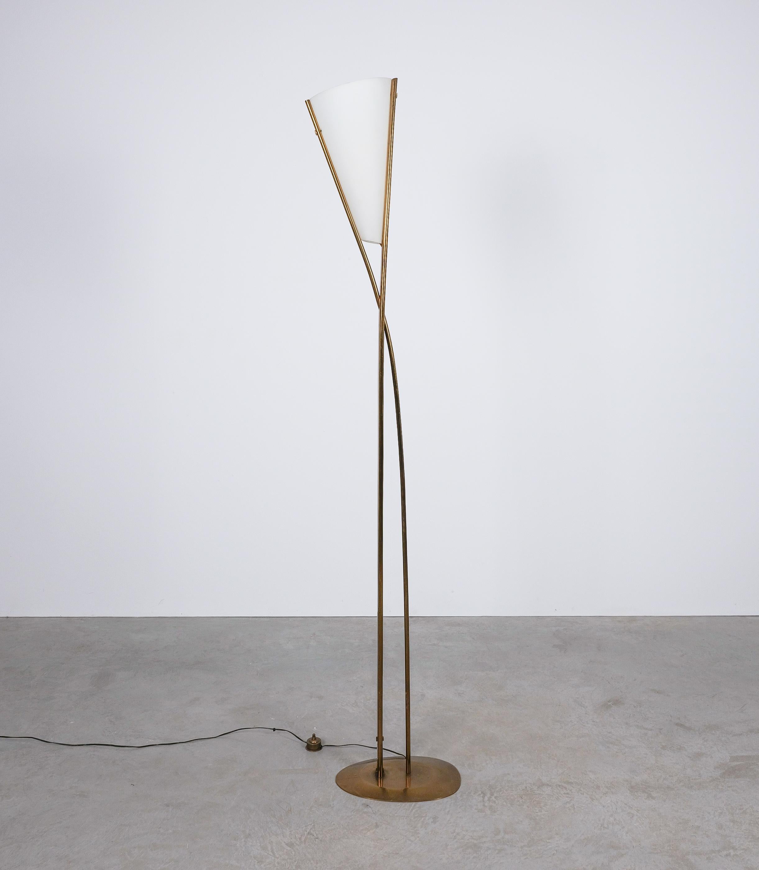 Max Ingrand Fontana Arte Mod. 1819 Lampada da terra in ottone e vetro opalino, Italia, 1957 4