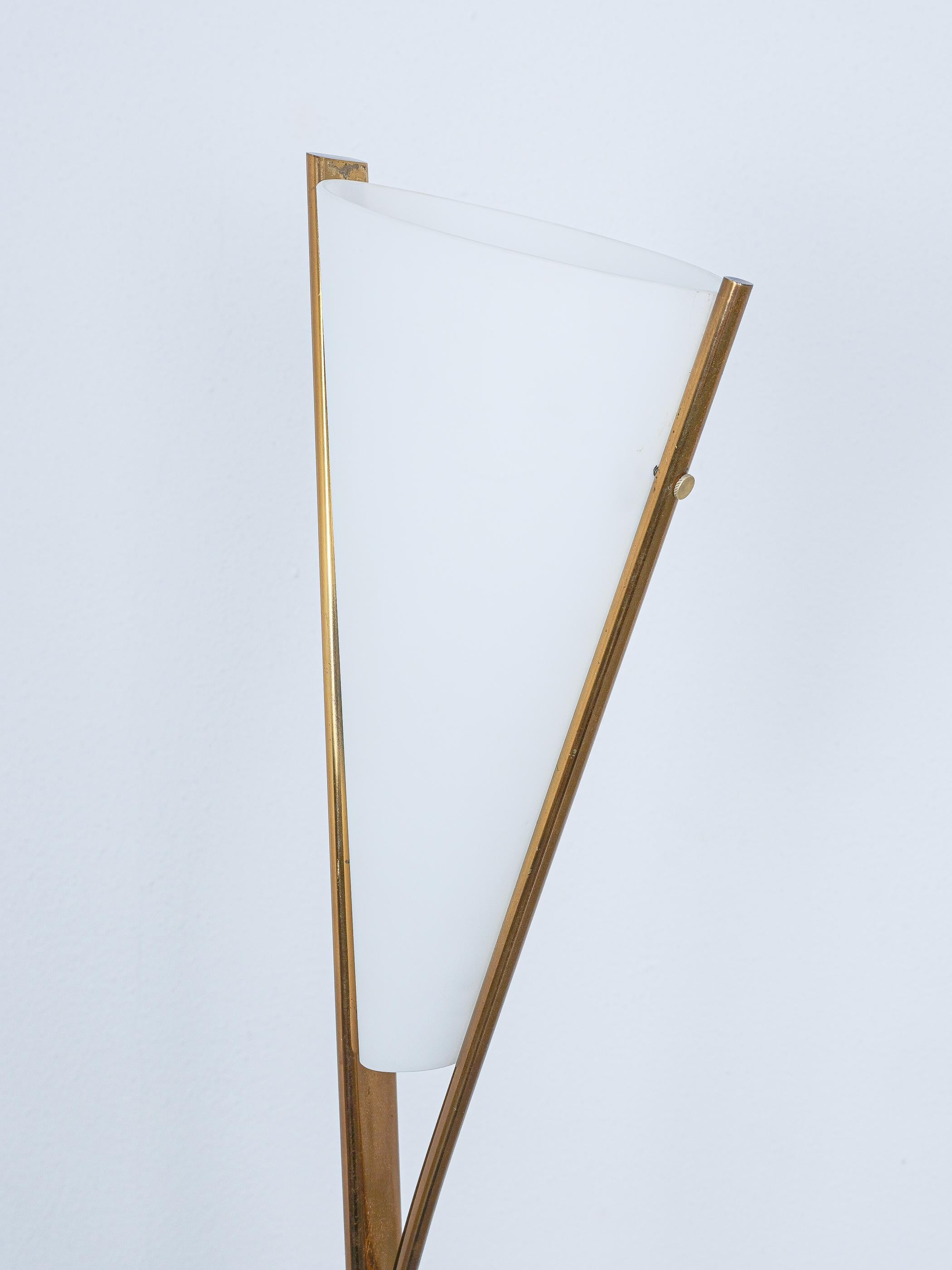 Max Ingrand Fontana Arte Mod. 1819 Lámpara de pie de latón y cristal opalino, Italia, 1957 en venta 5