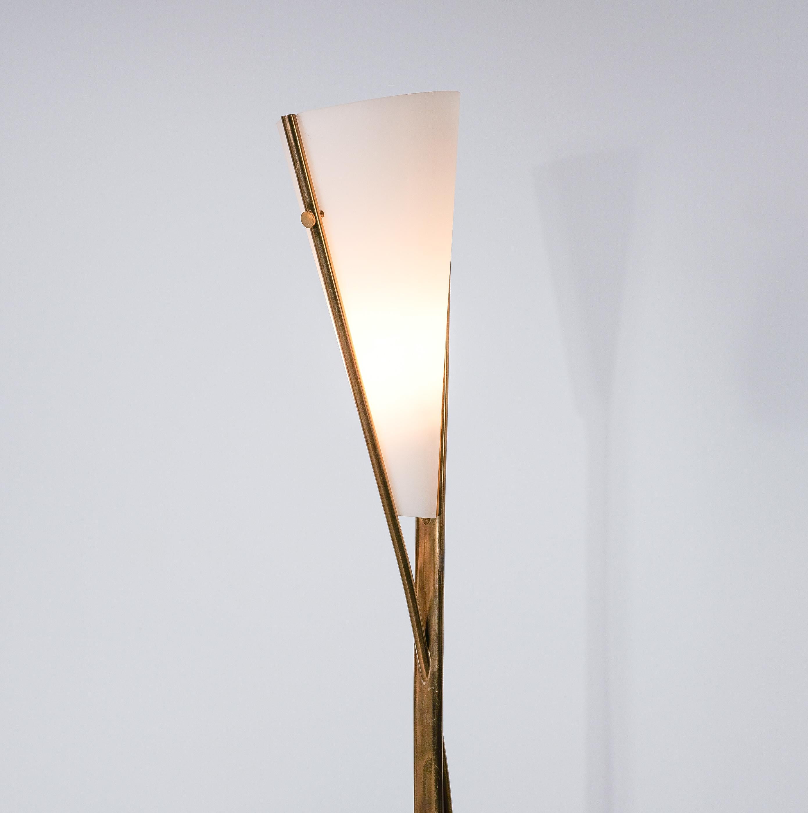 Rara lampada da terra Mod. 1819, Max Ingrand, Milano circa 1957-1960

Elegante lampada da terra iconica che raramente si vede in queste condizioni. Max Ingrand, il designer che fu direttore artistico di Fontana arte tra il 1954 e il 1964, era l'uomo