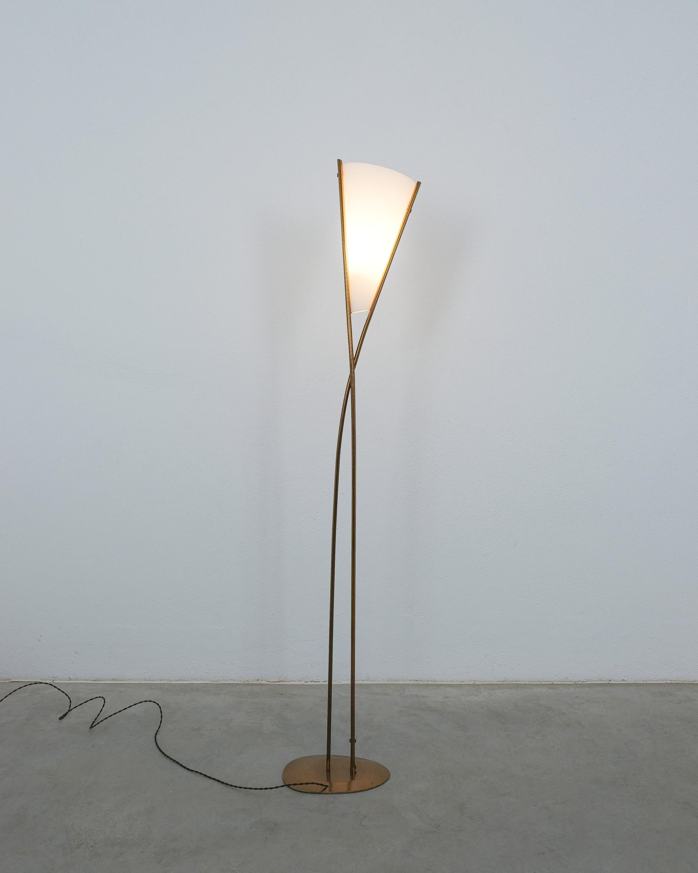 Rara lámpara de pie Mod. 1819, Max Ingrand, Milán circa 1957-1960

Elegante lámpara de pie icónica que rara vez se ve en este estado. Max Ingrand, el diseñador, que fue director artístico de Fontana Arte entre 1954 y 1964, era el hombre de los