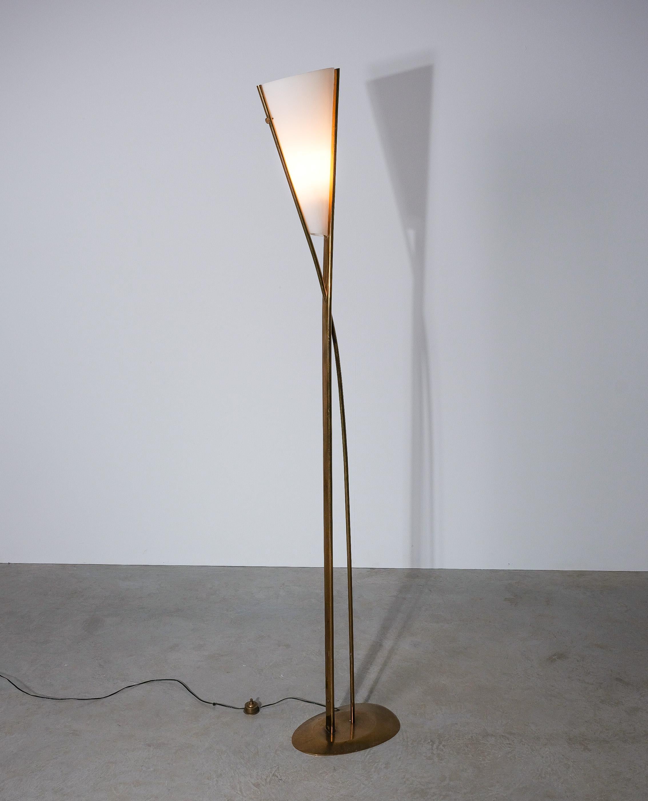 Mid-Century moderno Max Ingrand Fontana Arte Mod. 1819 Lampada da terra in ottone e vetro opalino, Italia, 1957