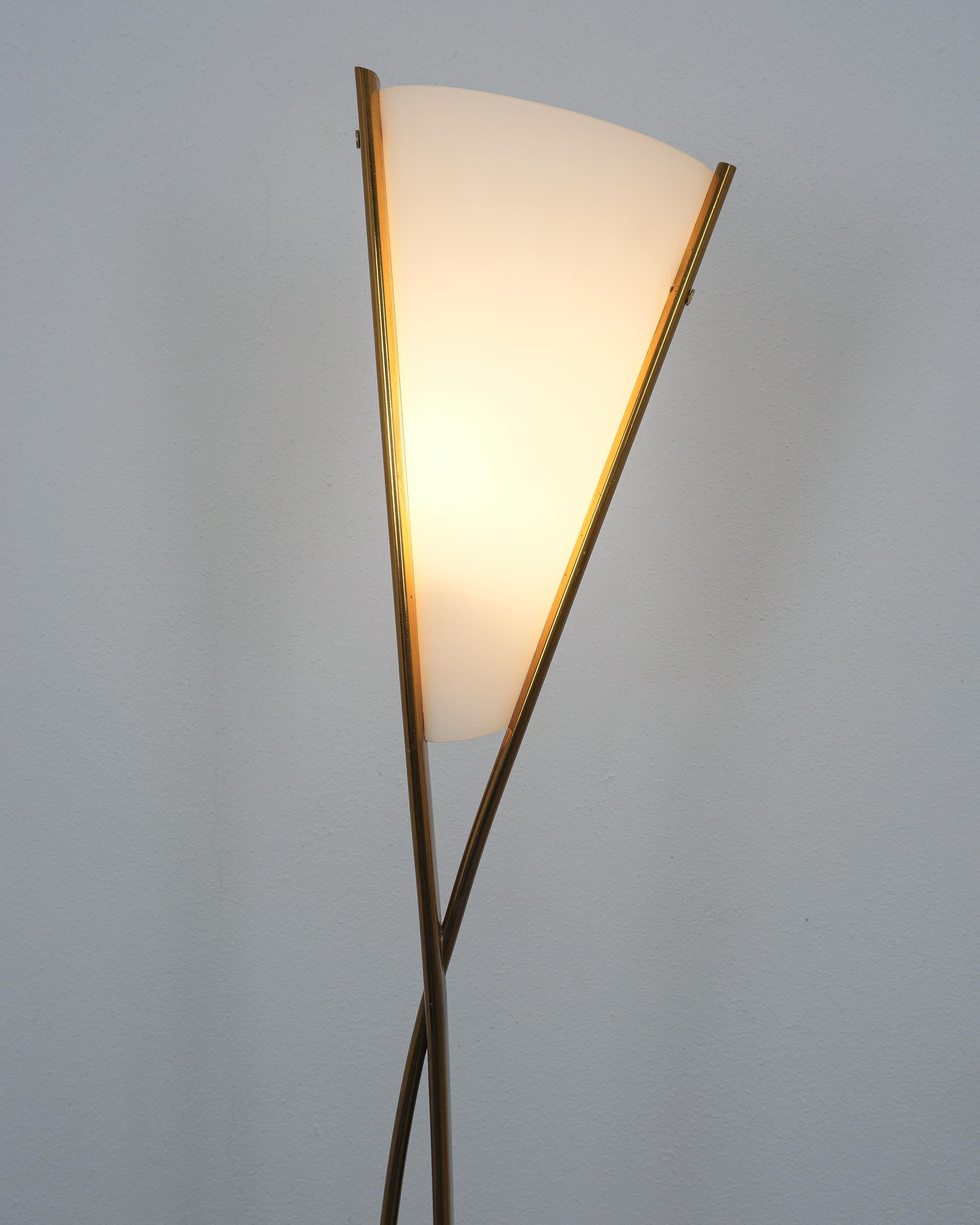 Max Ingrand Fontana Arte Mod. 1819 Lámpara de pie de latón y cristal opalino, Italia, 1957 Moderno de mediados de siglo en venta