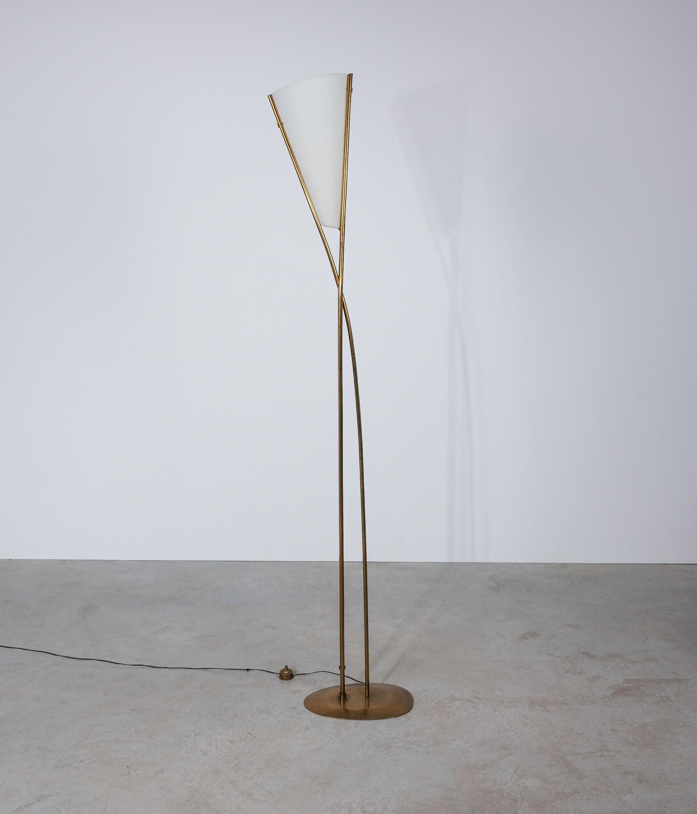 Italiano Max Ingrand Fontana Arte Mod. 1819 Lampada da terra in ottone e vetro opalino, Italia, 1957