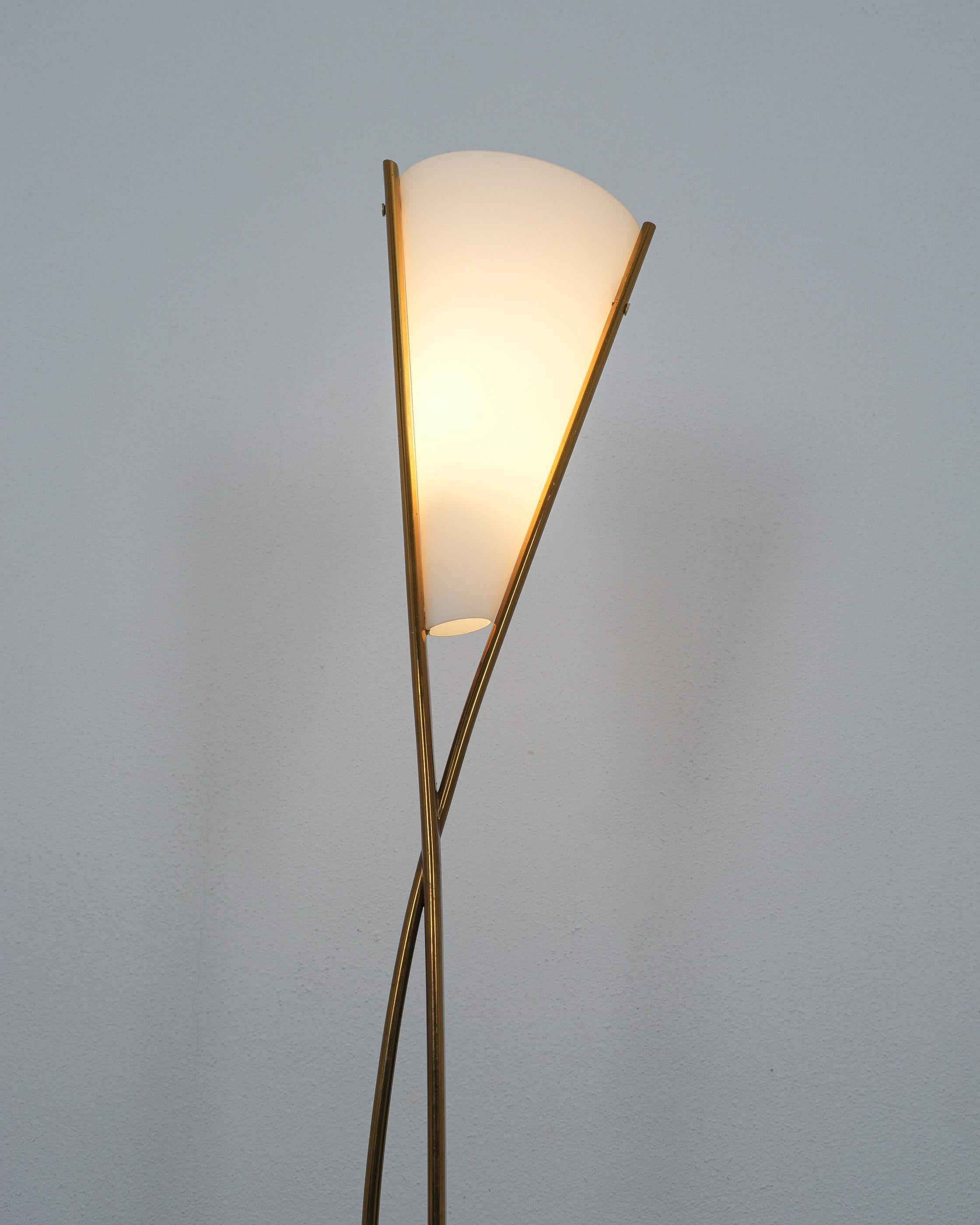 Max Ingrand Fontana Arte Mod. 1819 Lámpara de pie de latón y cristal opalino, Italia, 1957 Italiano en venta