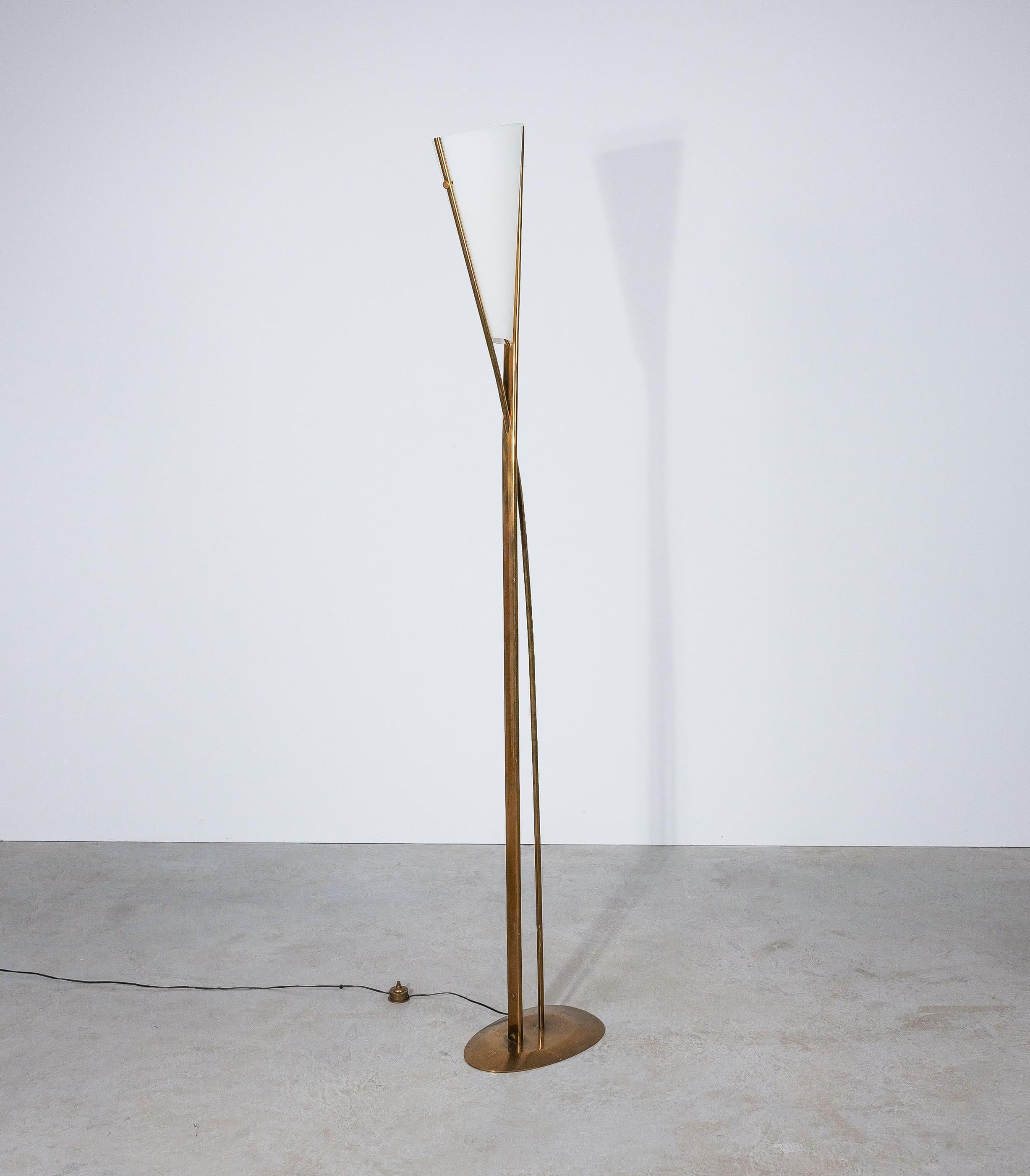 Sabbiatura Max Ingrand Fontana Arte Mod. 1819 Lampada da terra in ottone e vetro opalino, Italia, 1957