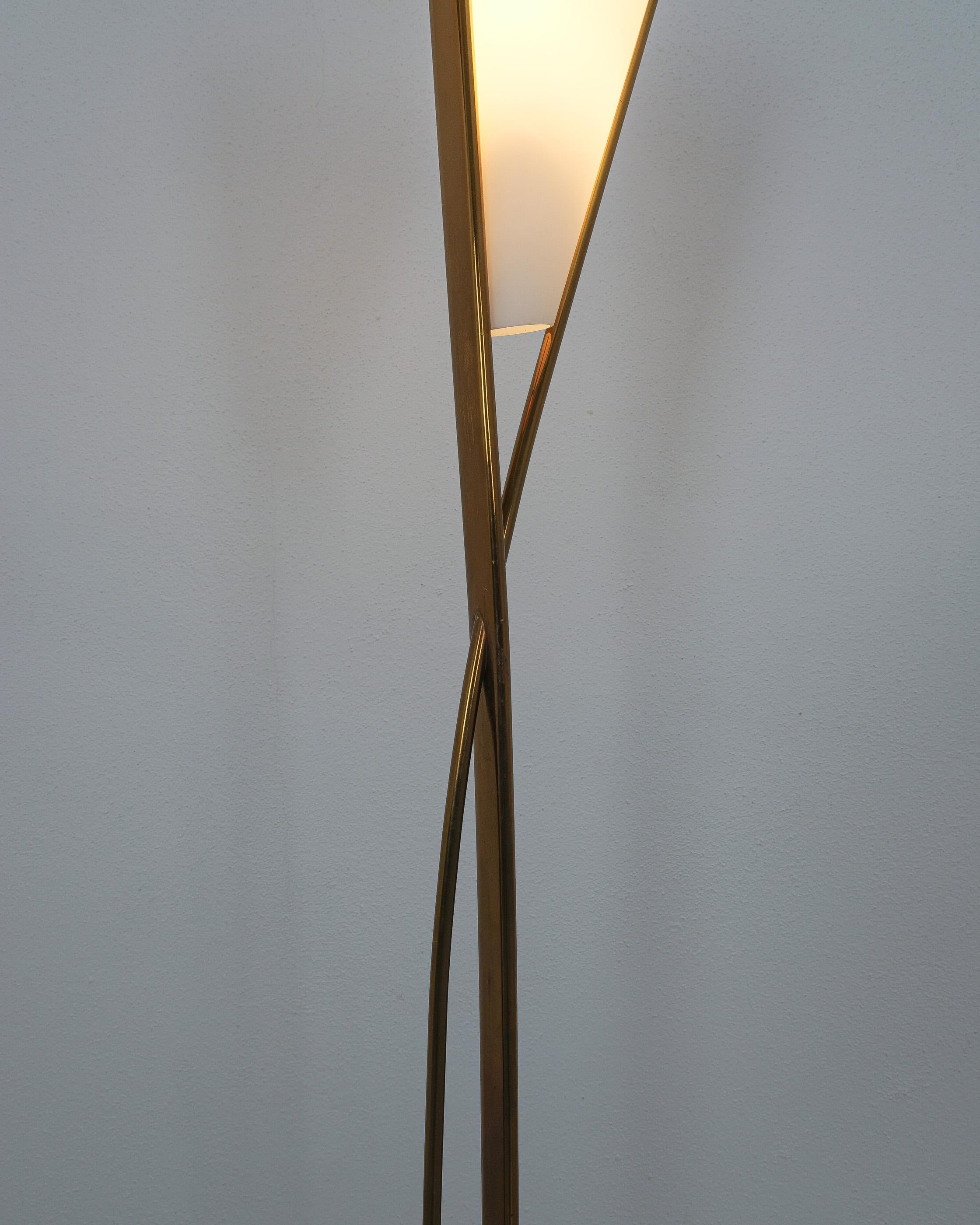 Max Ingrand Fontana Arte Mod. 1819 Lámpara de pie de latón y cristal opalino, Italia, 1957 Pulido en venta