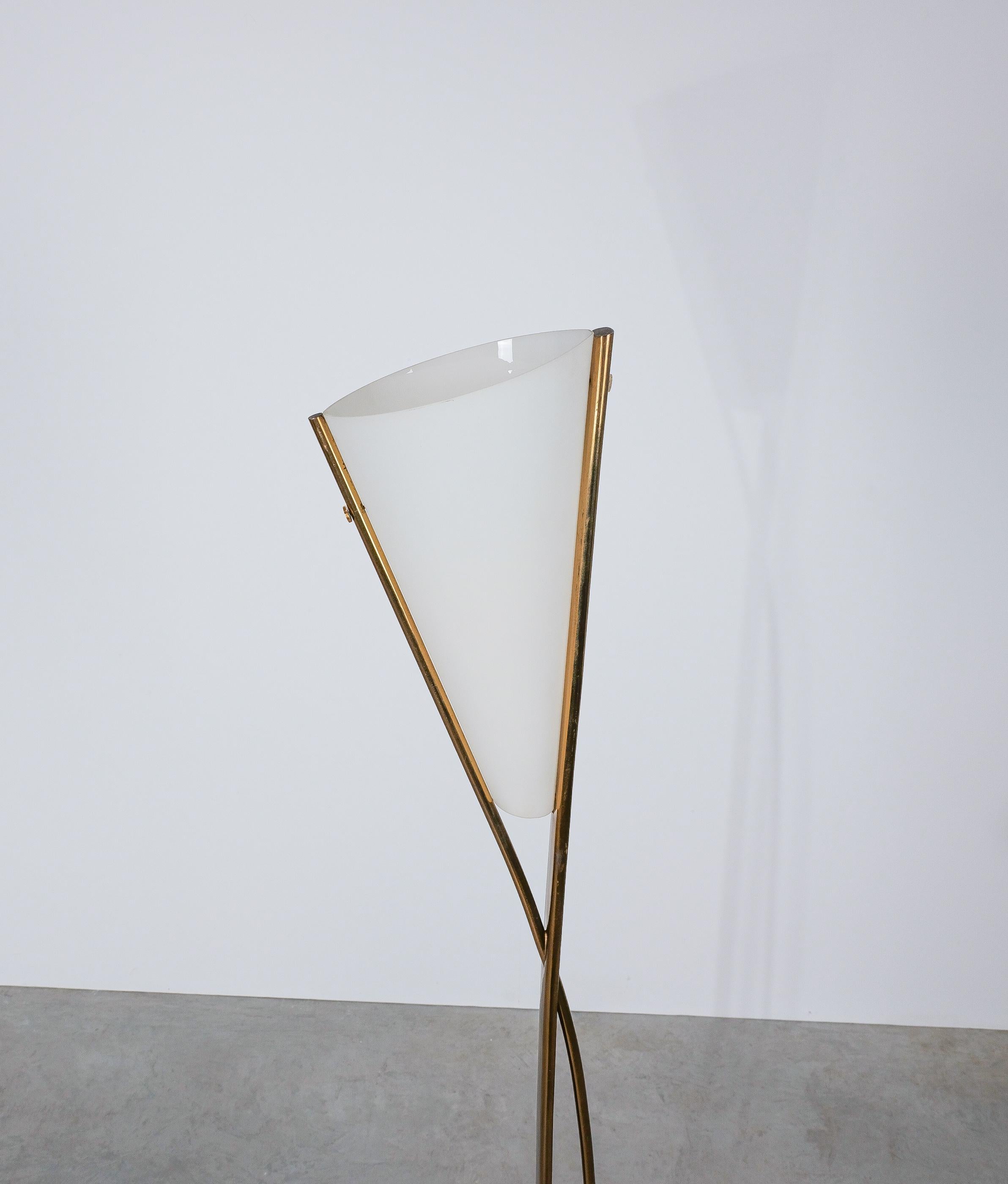 Max Ingrand Fontana Arte Mod. 1819 Lampada da terra in ottone e vetro opalino, Italia, 1957 In condizioni buone a Vienna, AT