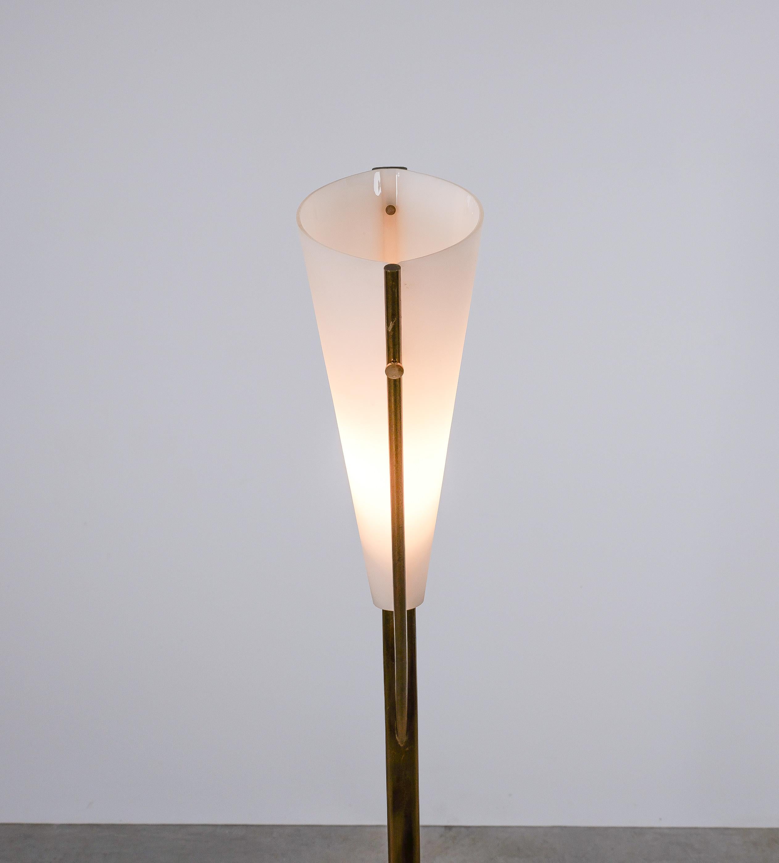 Metà XX secolo Max Ingrand Fontana Arte Mod. 1819 Lampada da terra in ottone e vetro opalino, Italia, 1957