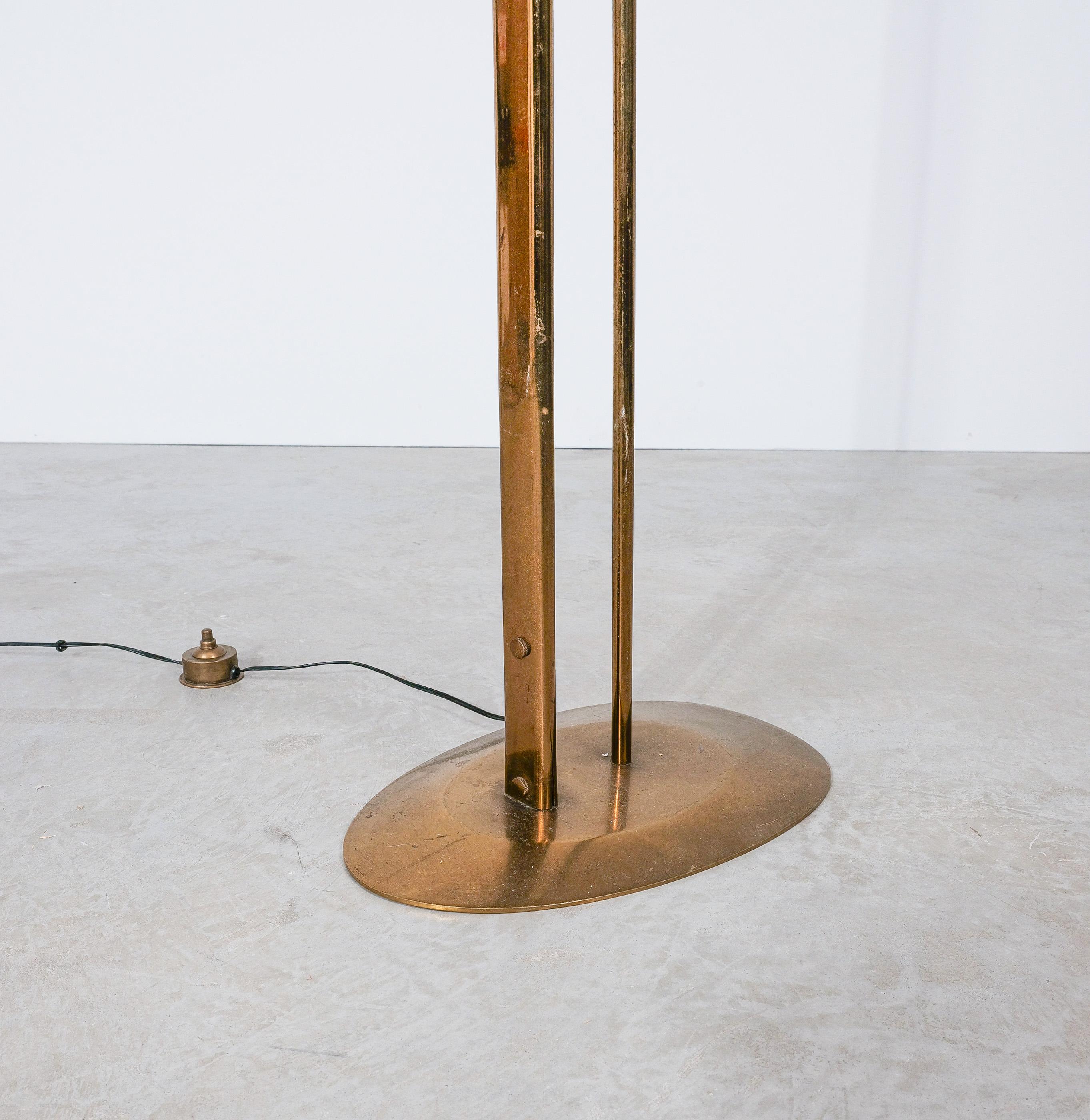Ottone Max Ingrand Fontana Arte Mod. 1819 Lampada da terra in ottone e vetro opalino, Italia, 1957