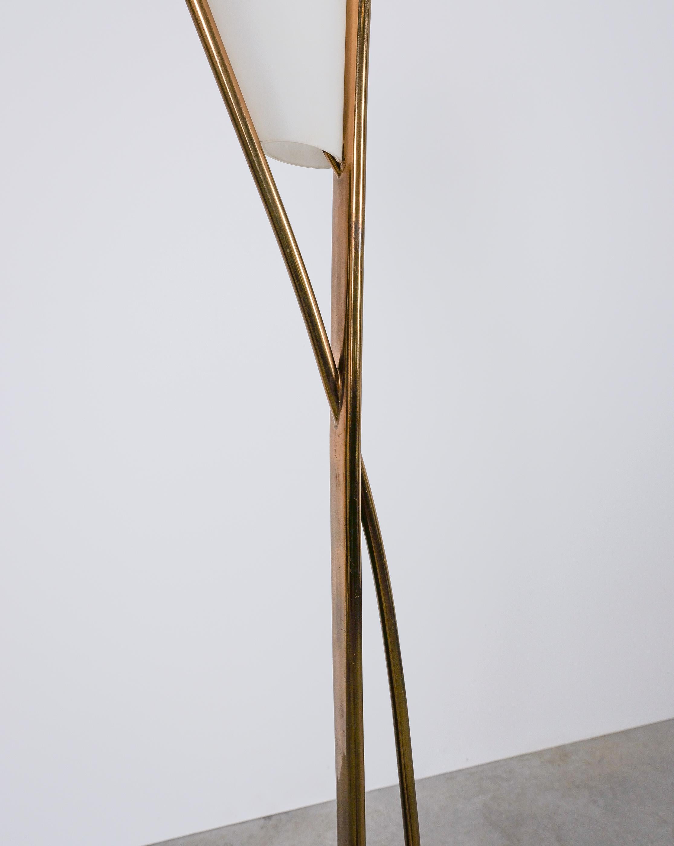 Max Ingrand Fontana Arte Mod. 1819 Lampada da terra in ottone e vetro opalino, Italia, 1957 1