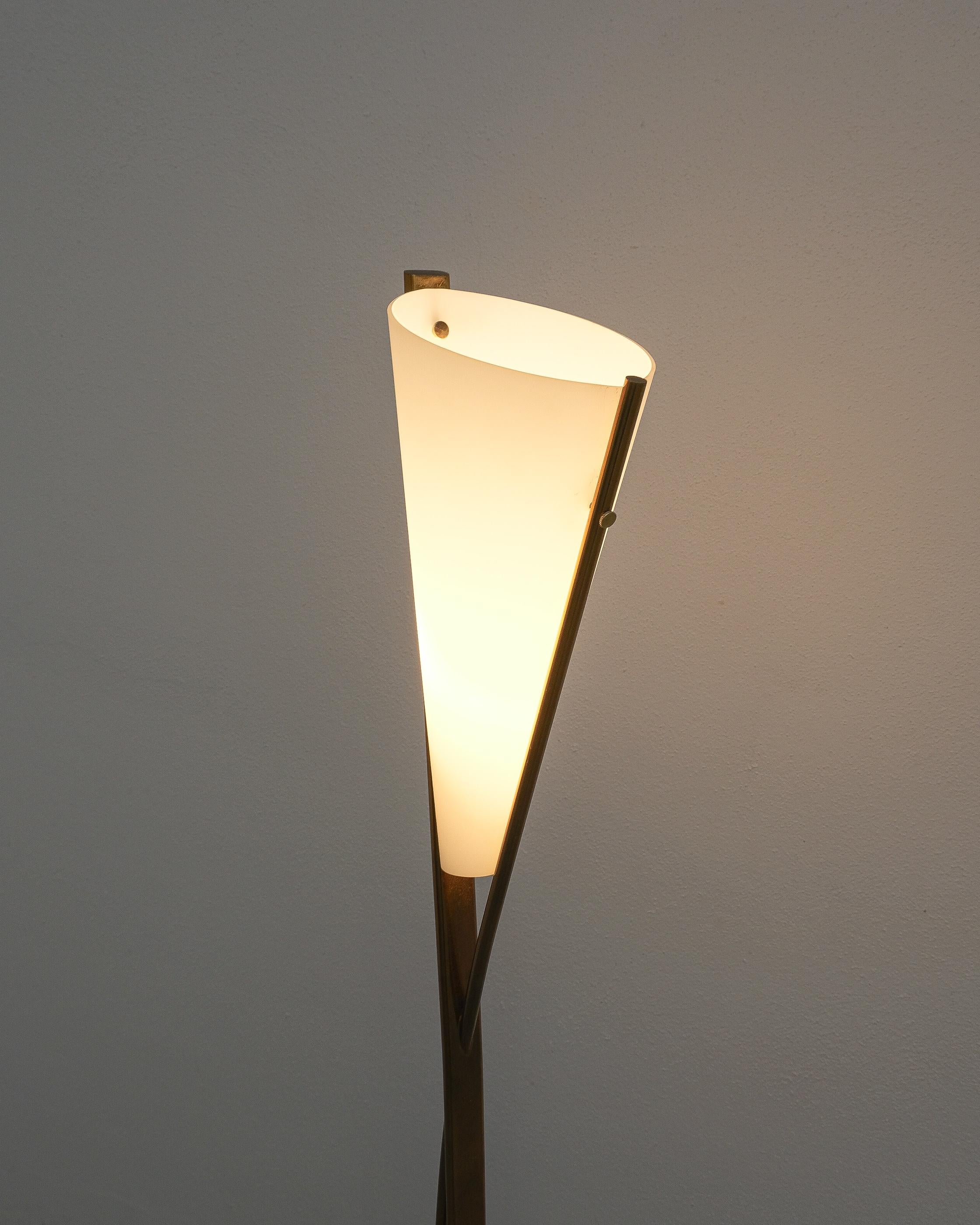 Max Ingrand Fontana Arte Mod. 1819 Lámpara de pie de latón y cristal opalino, Italia, 1957 en venta 1