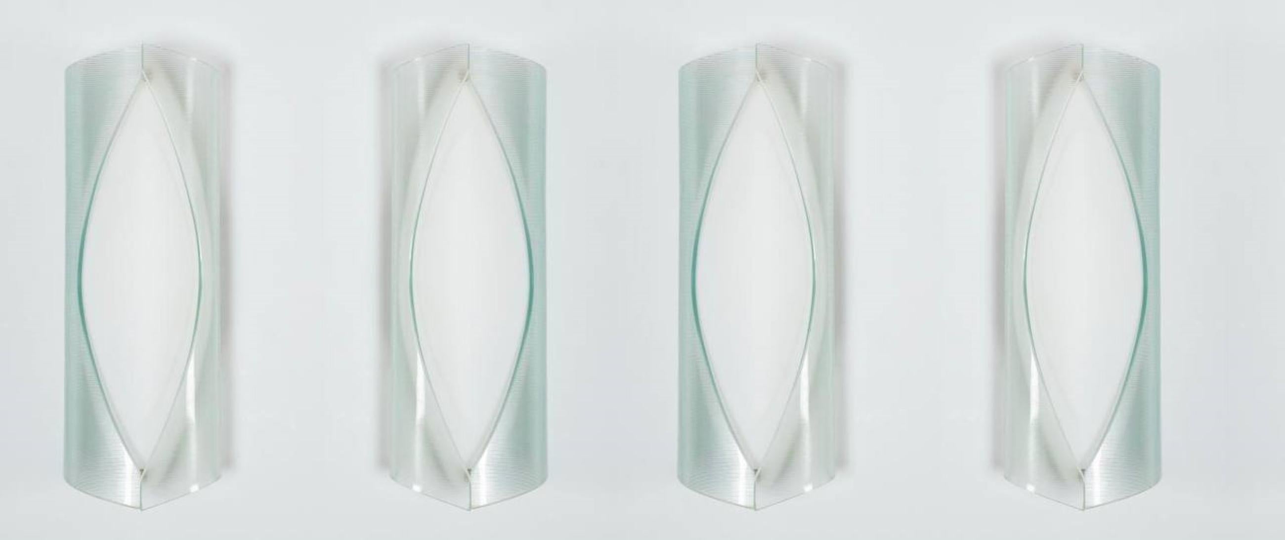 Las cuatro lámparas de pared diseñadas por Max Ingrand para Fontana Arte datan de 1958-1960 y representan una obra maestra del diseño italiano moderno de mediados de siglo. Fabricados con materiales de la más alta calidad y con una estética