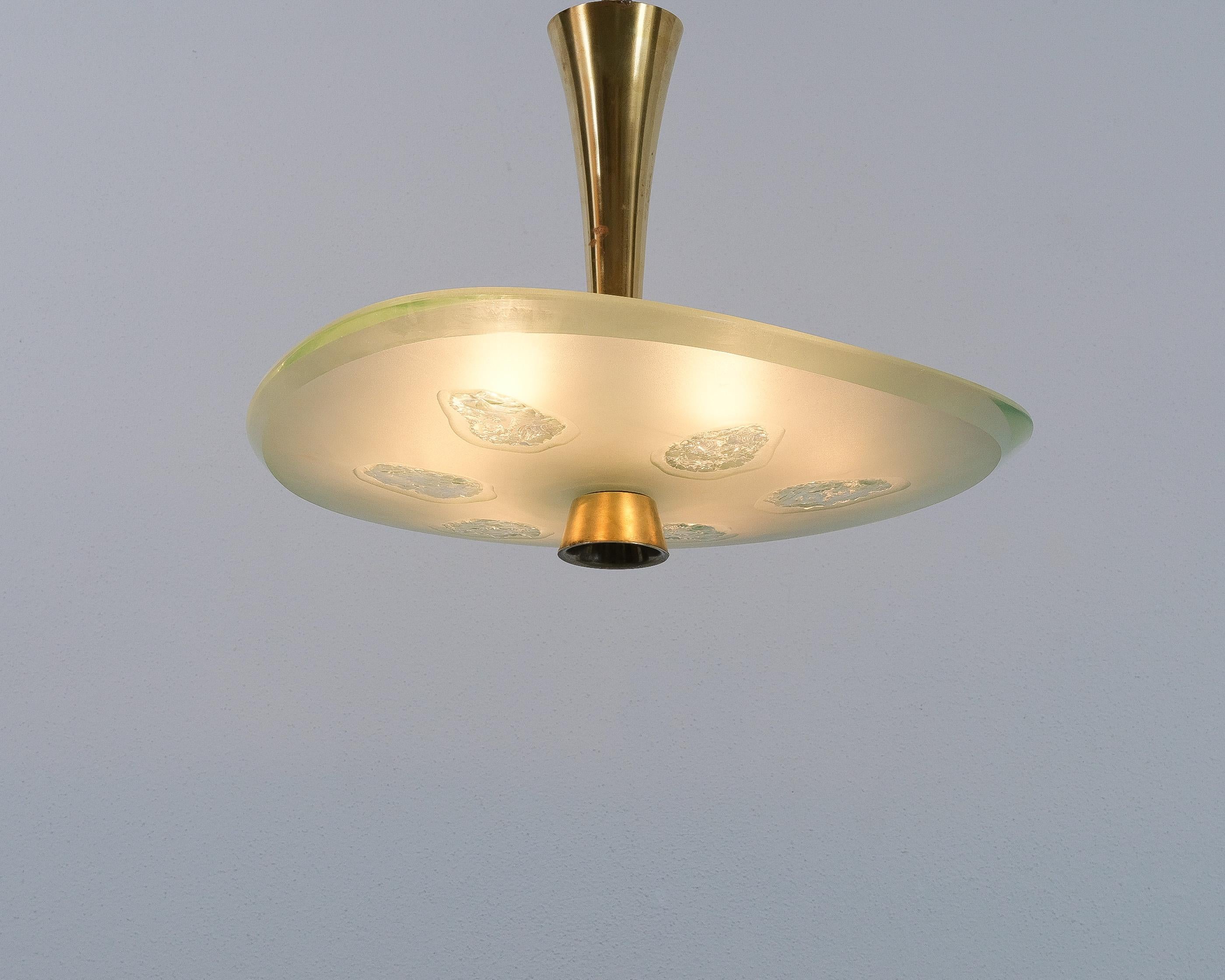 Lampada da incasso Max Ingrand Fontana Arte Mod. 1748, Italia, 1957. 
Abbiamo 2 pezzi disponibili. Entrambi sono in buone condizioni e sono bellissimi come set.

Due bellissimi apparecchi da soffitto da 22 pollici in vetro profilato molto spesso, in