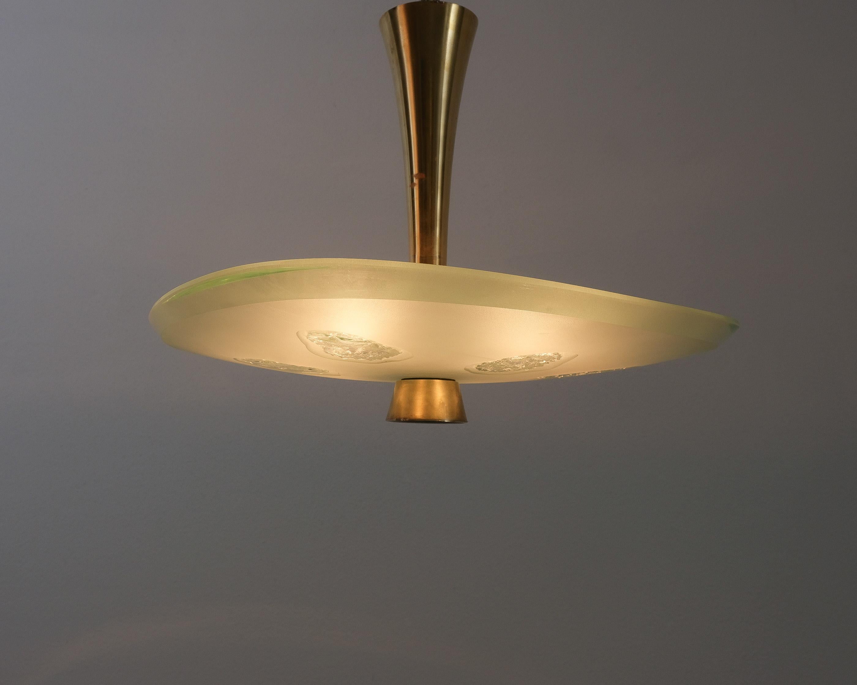 Mid-Century moderno Max Ingrand Fontana Arte Semi Flush Mount Chandelier Mod. 1748 Vetro Ottone, 1957 in vendita