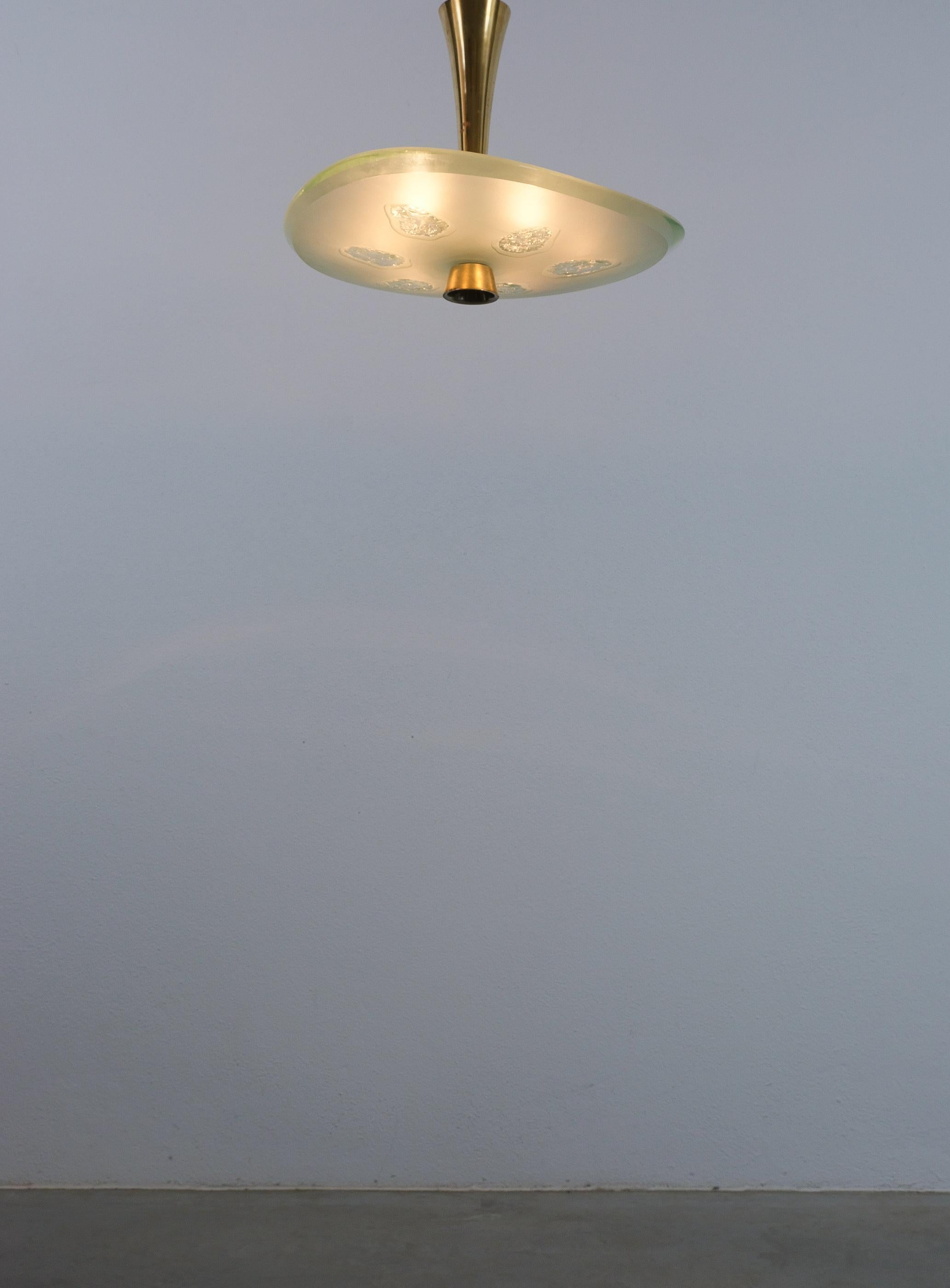 Realizzato con acquaforte Max Ingrand Fontana Arte Semi Flush Mount Chandelier Mod. 1748 Vetro Ottone, 1957 in vendita