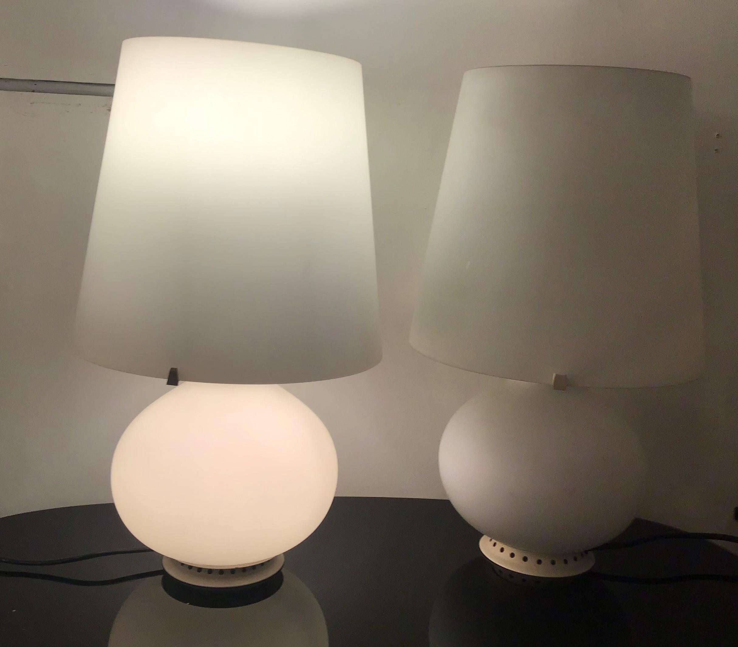 Max Ingrand Fontana Arte Table Lamps Opaline Glass Metal 1954 Italy In Good Condition For Sale In Milano, IT