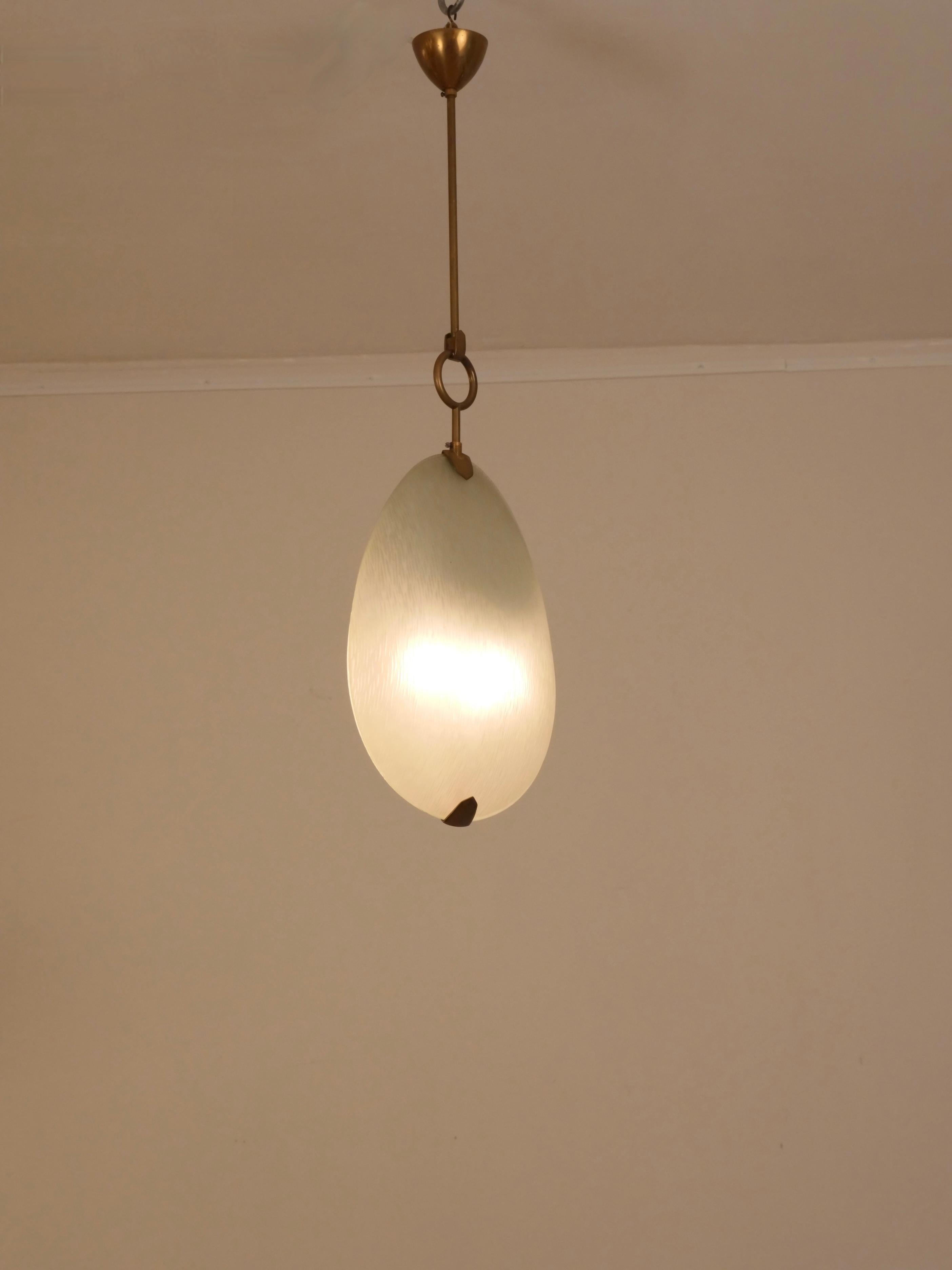 Rara lampada a sospensione di Max Ingrand per Fontana Arte. 

Ottone e vetro acidato. 

(Un modello che non è stato copiato!).