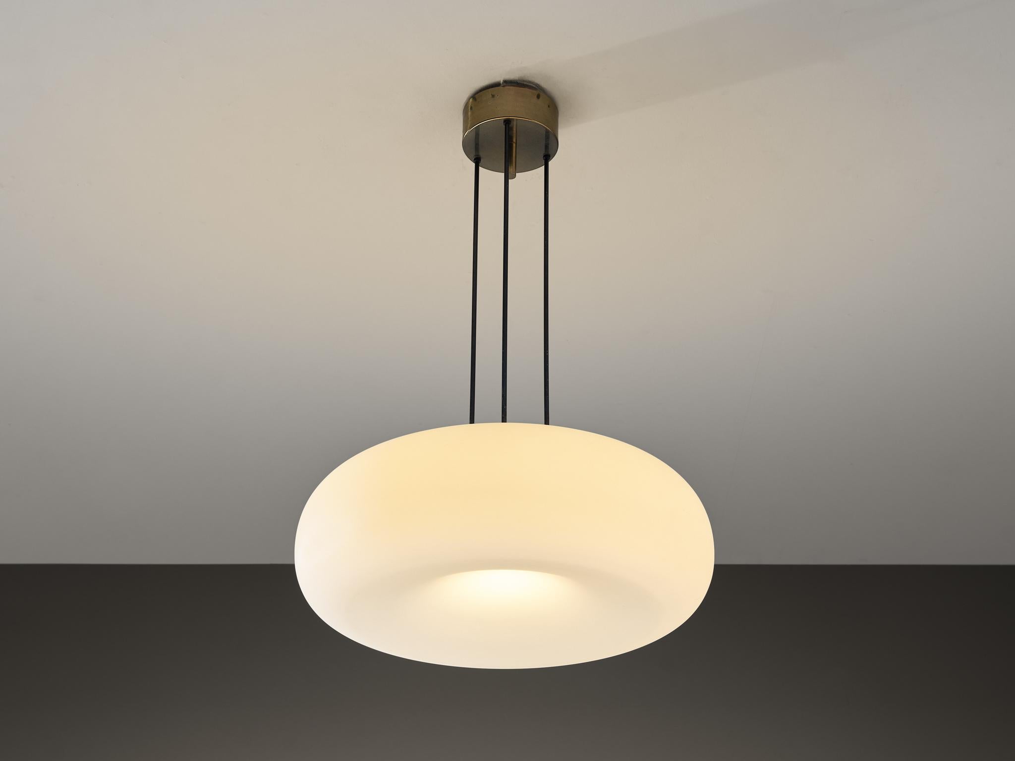Max Ingrand per Fontana Arte, lampadario modello '2356' , ottone, acciaio, vetro, Italia, design 1967

Uno straordinario lampadario progettato dallo stimato designer francese Max Ingrand (1908-1969) per Fontana Arte nel 1967. Questo capolavoro è