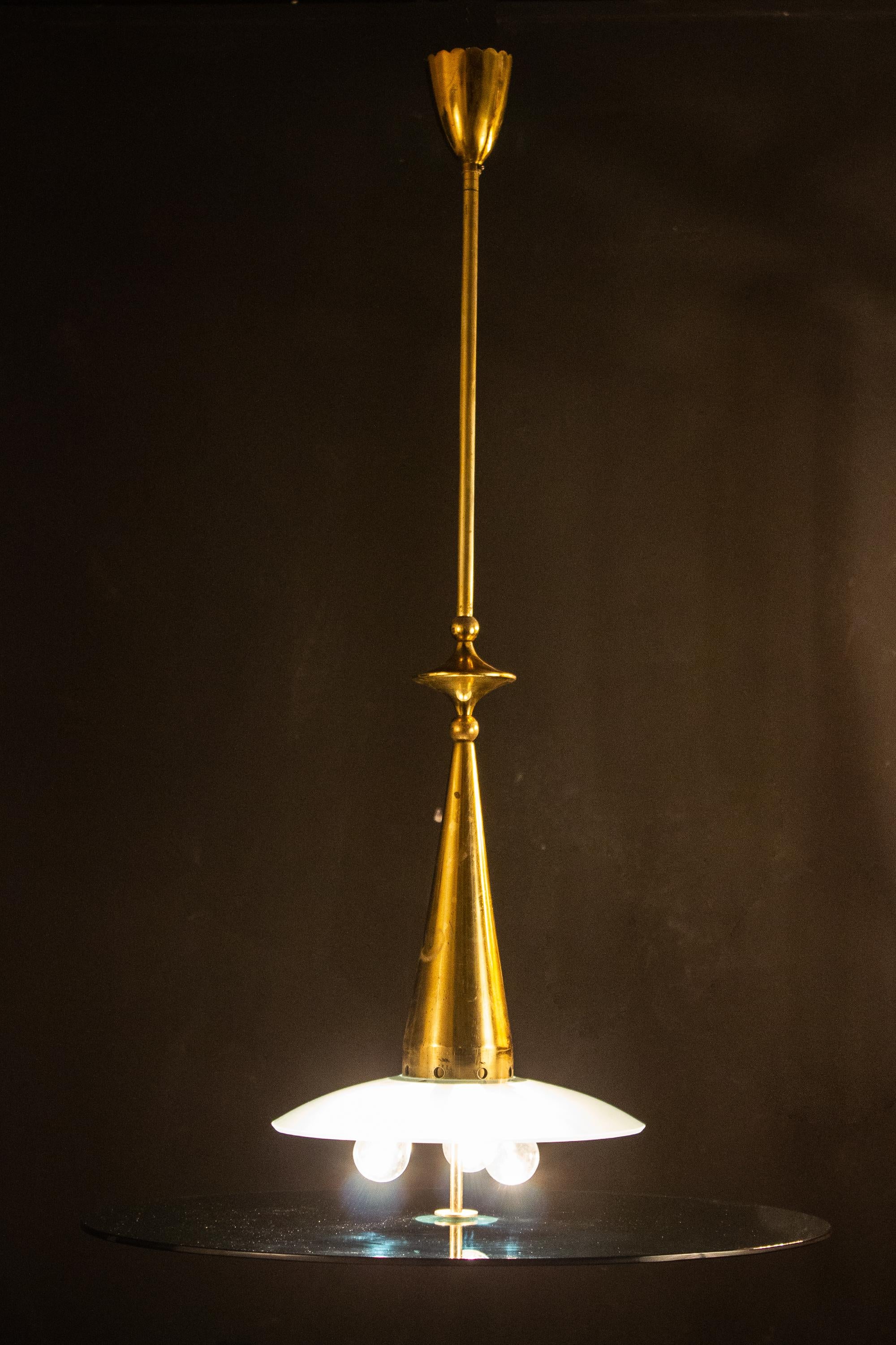 Mid-Century moderno Max Ingrand per Fontana Arte Attribuito Lampadario rotondo in cristallo e ottone, 1940 in vendita
