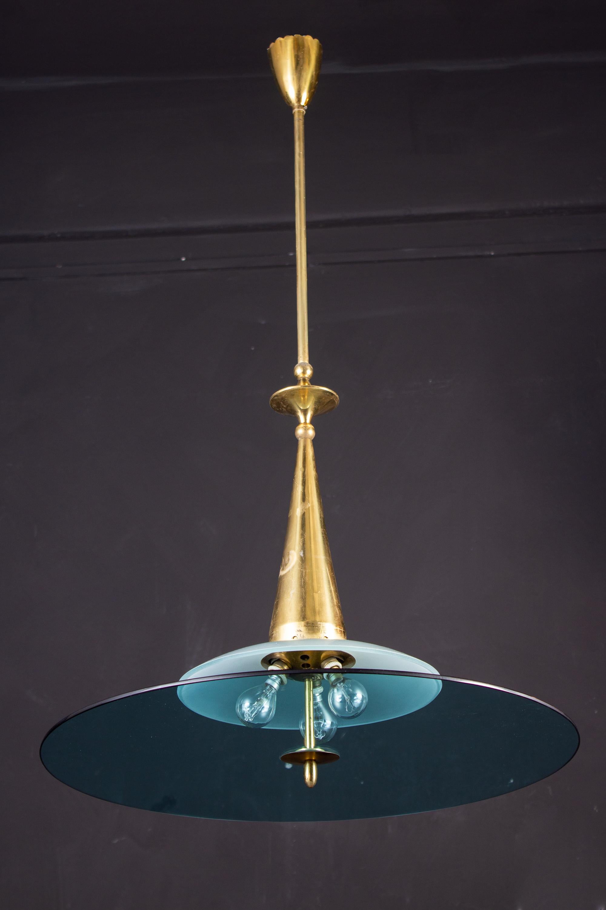 Max Ingrand for Fontana Arte Attributed Round Crystal and Brass Chandelier, 1940 In Excellent Condition For Sale In Rome, IT