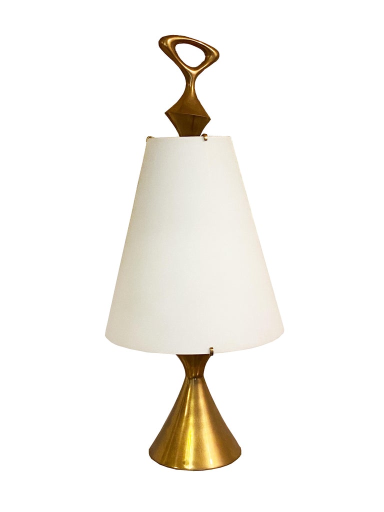 Beautiful and rare table lamp designed by Max Ingrand for Fontana Arte, the lamp is made of brass and opaline glass. Italy circa 1956. 


  