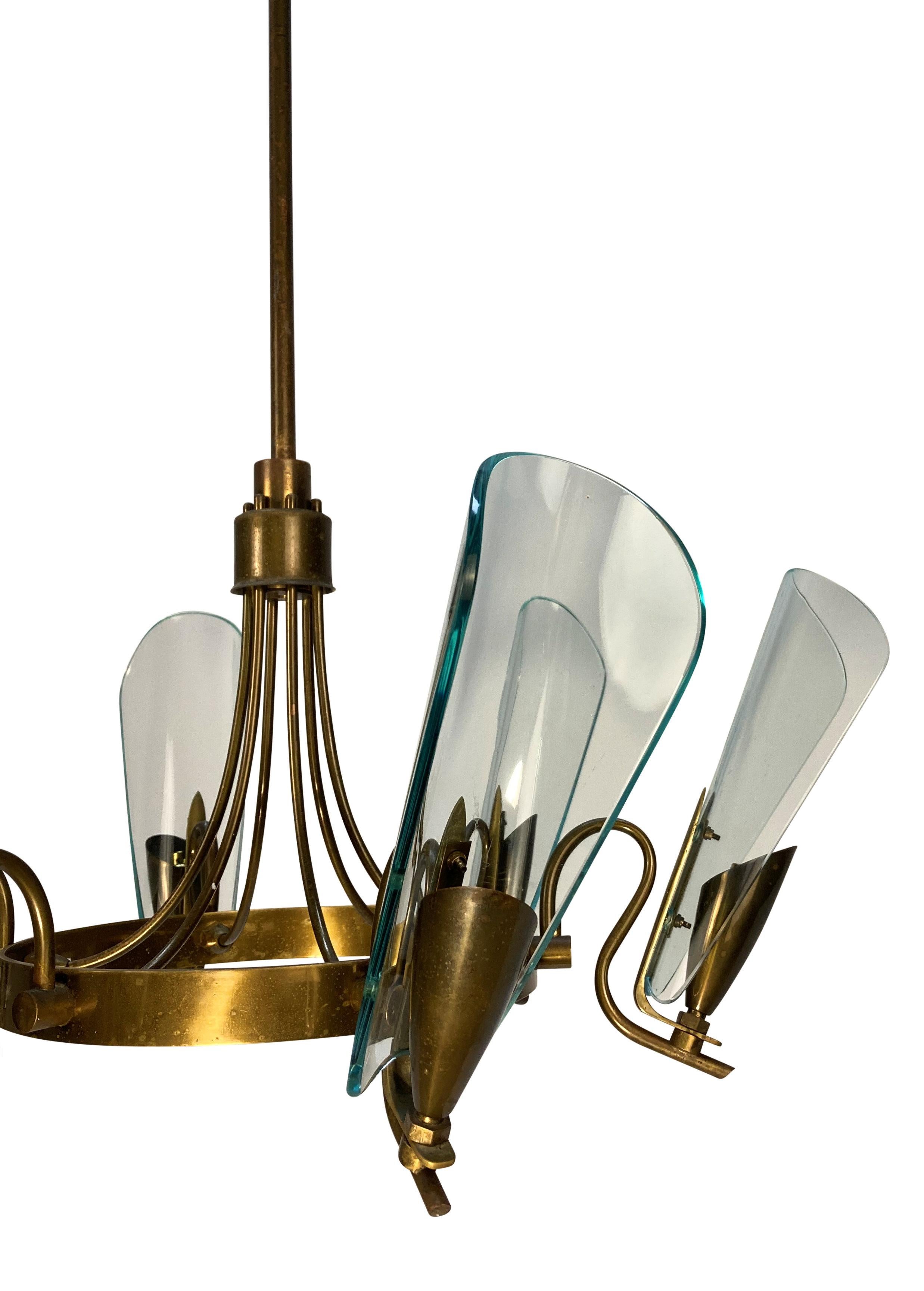 Lampadario a sei bracci della metà del secolo scorso di Max Ingrand per Fontana Arte. In ottone, con pannelli in vetro trasparente curvo soffiato a mano.