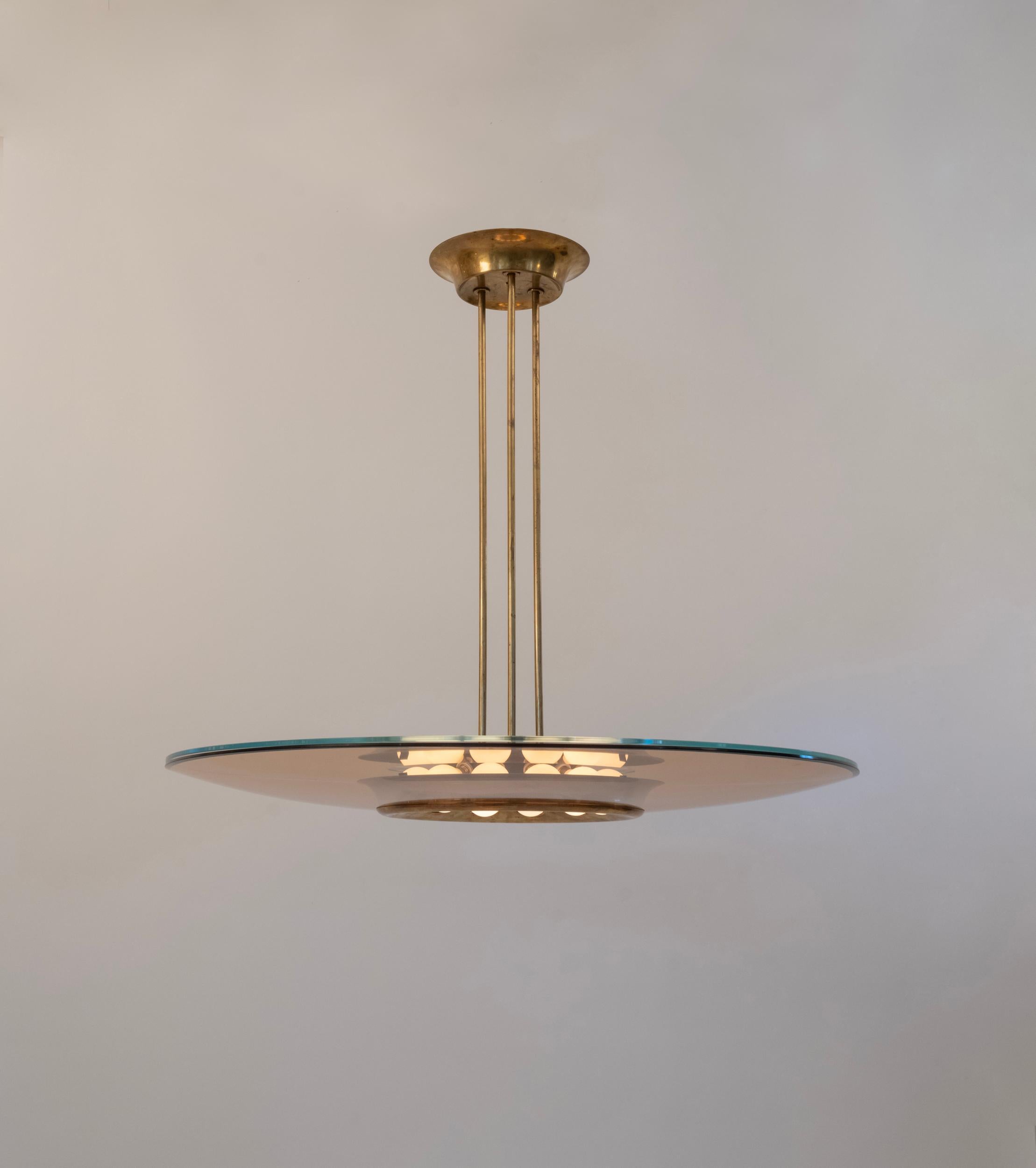 Verre de cristal coloré bombé et laiton. Recouvert d'un plat en cristal clair.

Douze ampoules sphériques (E12). 25w