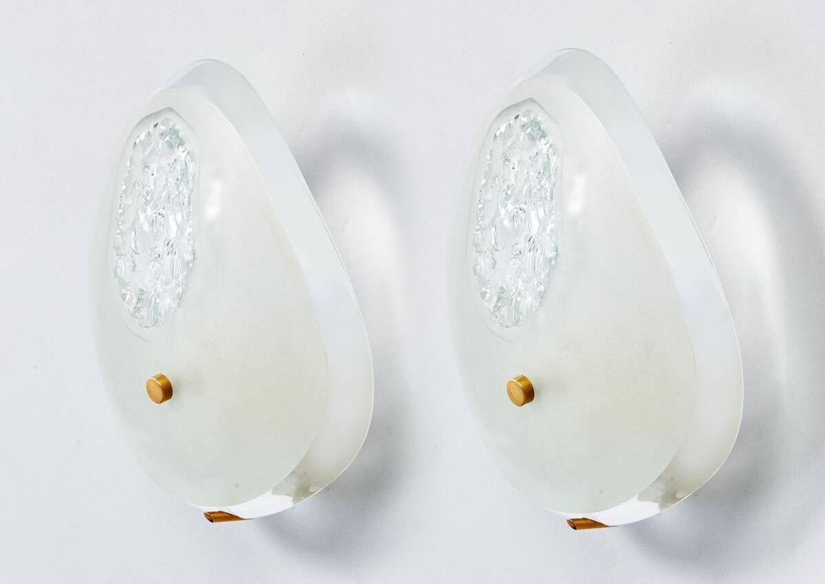 Mid-Century Modern Max Ingrand for Fontana Arte, Chiseled Tear Drop Glass Sconces, Italy circa 1960 For Sale