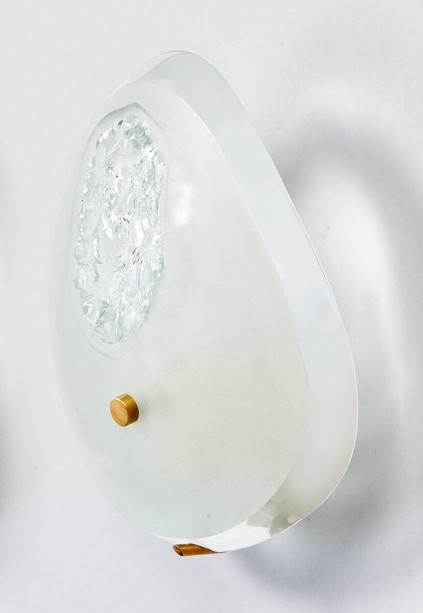 Max Ingrand for Fontana Arte, Chiseled Tear Drop Glass Sconces, Italy circa 1960 In Excellent Condition For Sale In New York, NY