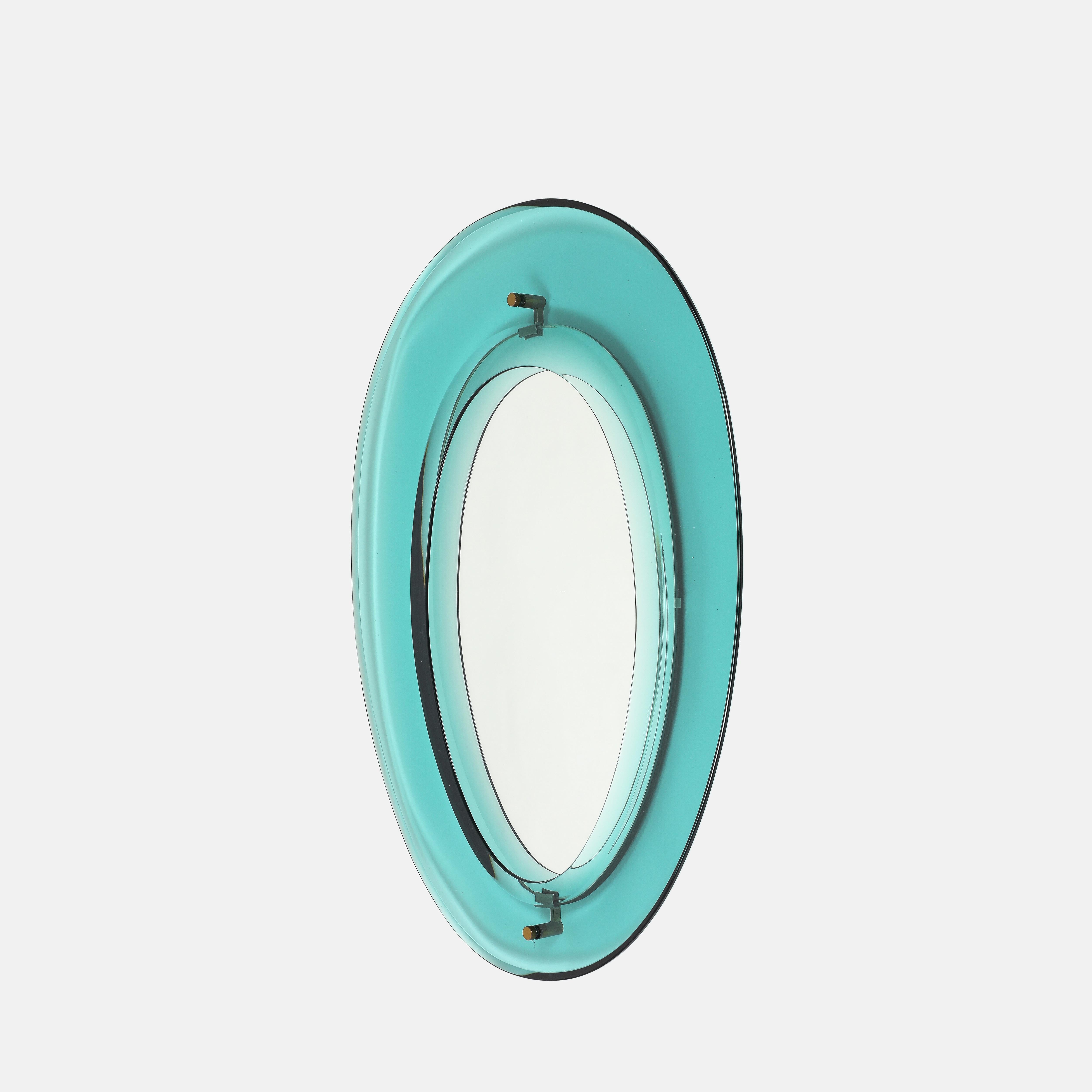 italien Max Ingrand pour Fontana Arte Miroir à bouclier en cristal Model No 2085, années 1960 en vente