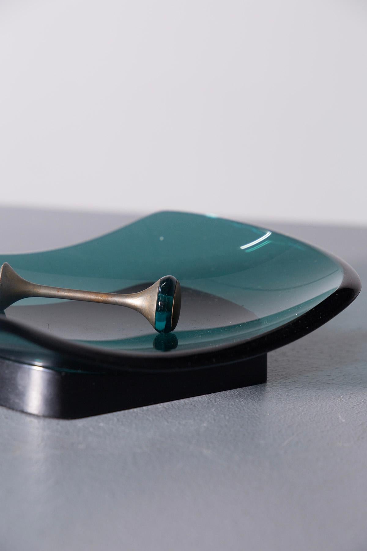 Dieses exquisite Kristall-Kartentablett oder -Halter wird Fontana Arte und Max Ingrand zugeschrieben und stammt aus den 1950er Jahren, dem goldenen Zeitalter des italienischen Designs. Das Objekt zeichnet sich durch sein essenzielles und zugleich